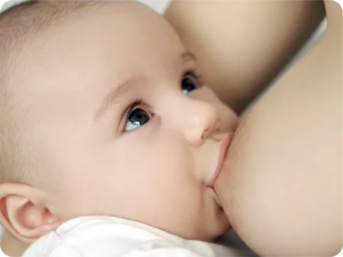Un bebé mamando del pecho de su madre con un agarre correcto con la boca