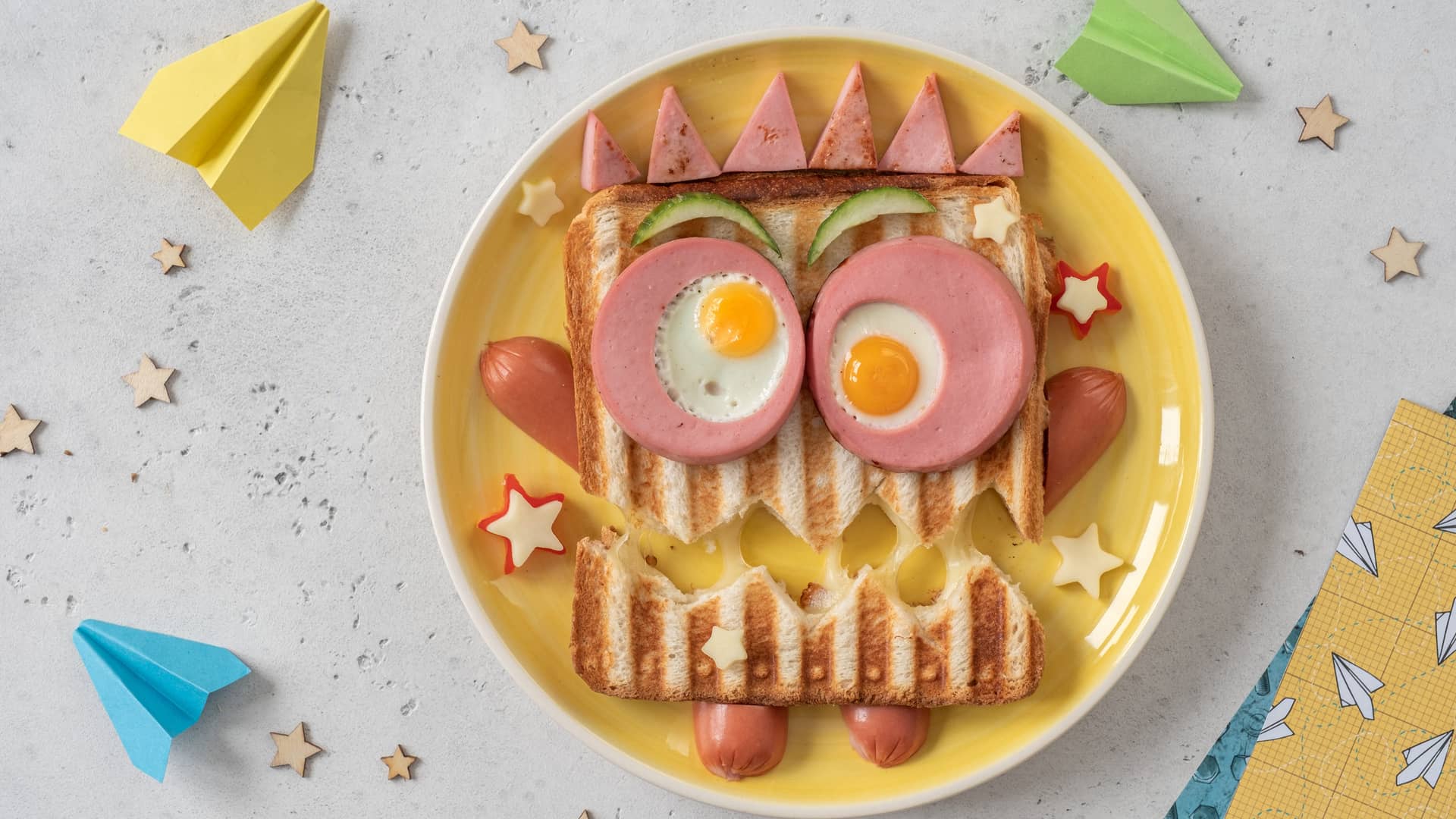 una tostada con forma de monstruo que es comida divertida para niños