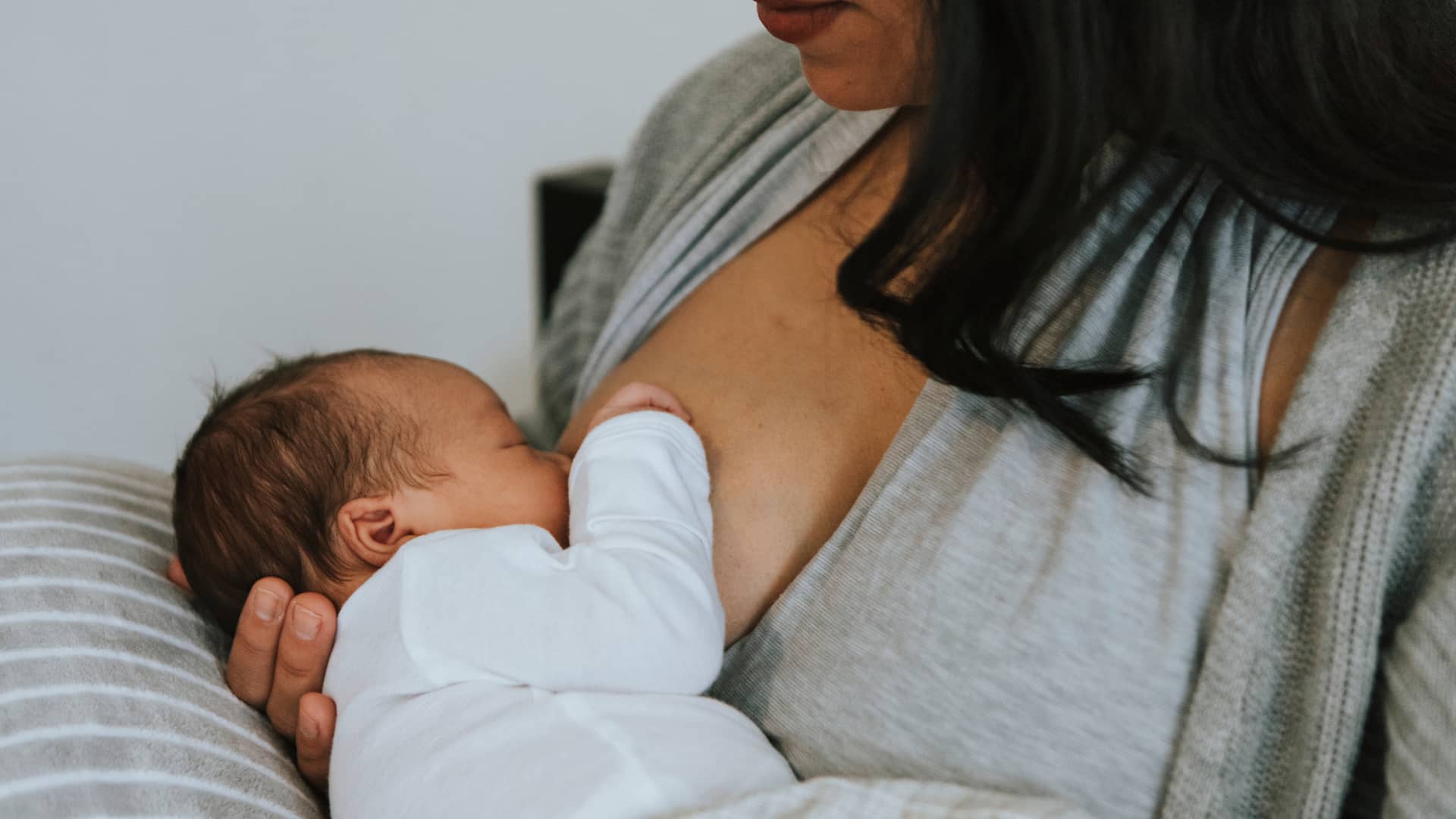 Mujer dando a su bebé la lactancia materna evitando un agarre incorrecto