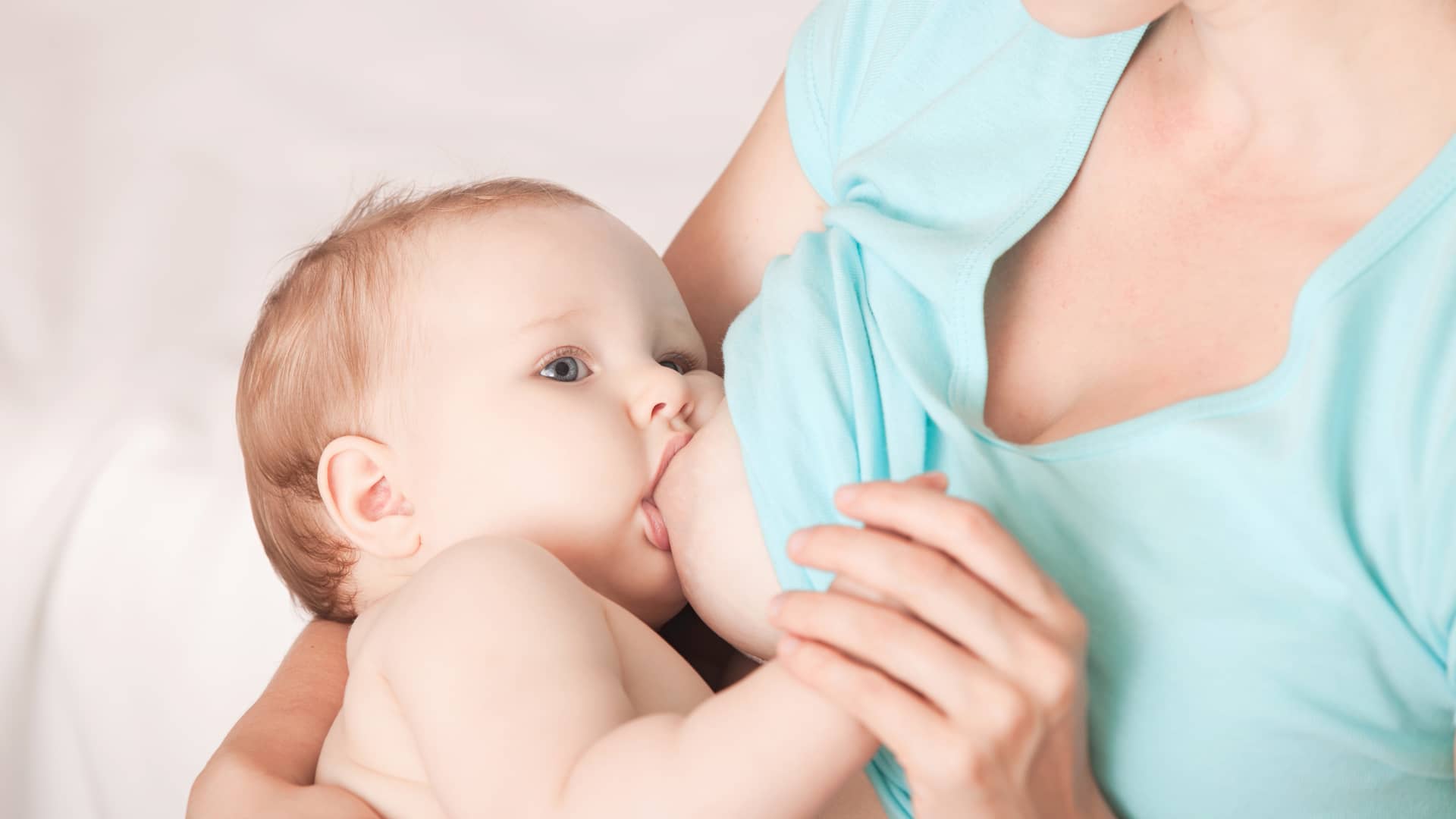 Mujer dando la lactancia materna a su bebé