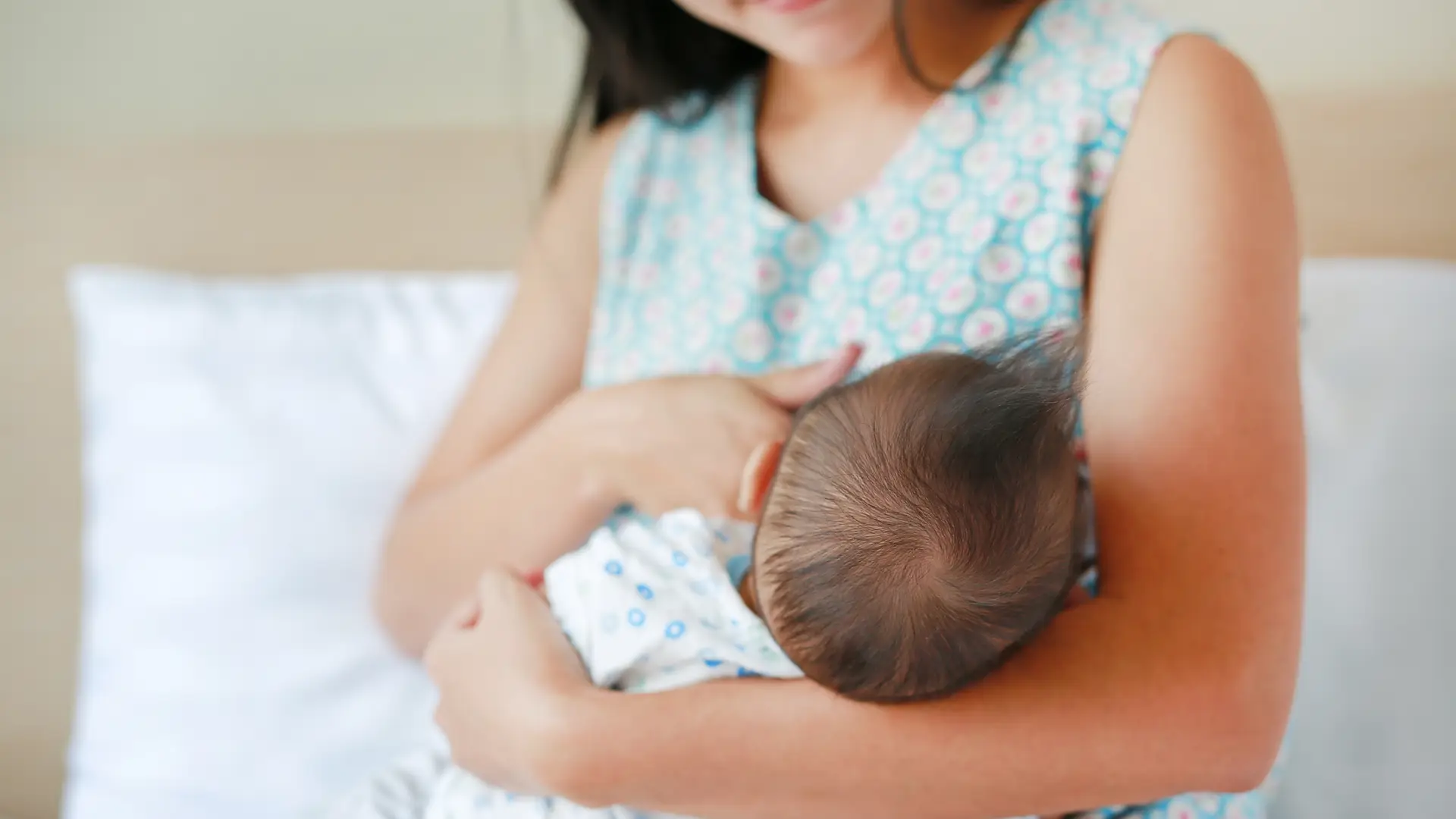 Mujer adaptando la lactancia materna de su bebé por la forma de sus pezones invertidos