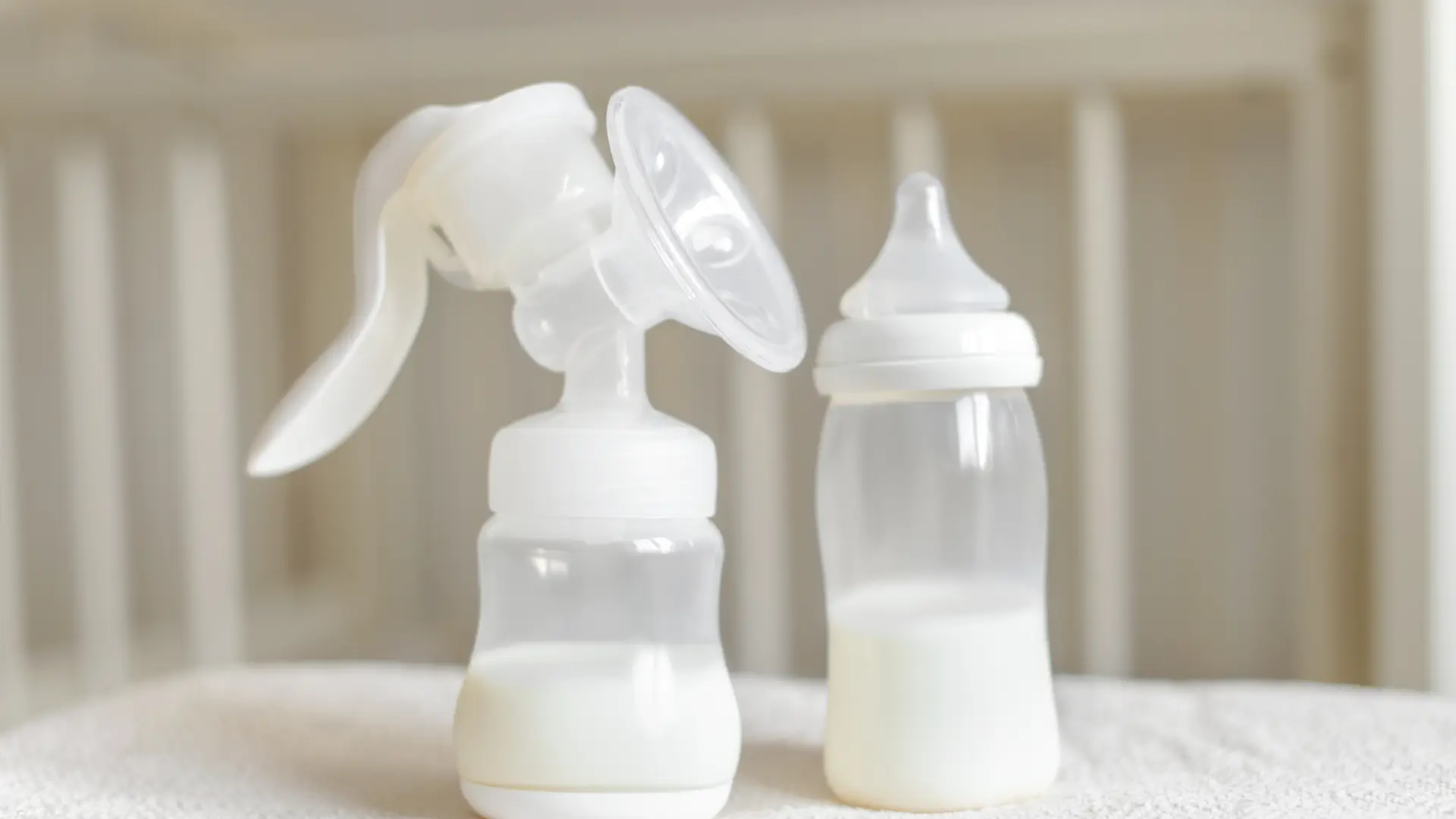 Un sacaleches sacando la cantidad de lactancia materna que necesita para su bebé