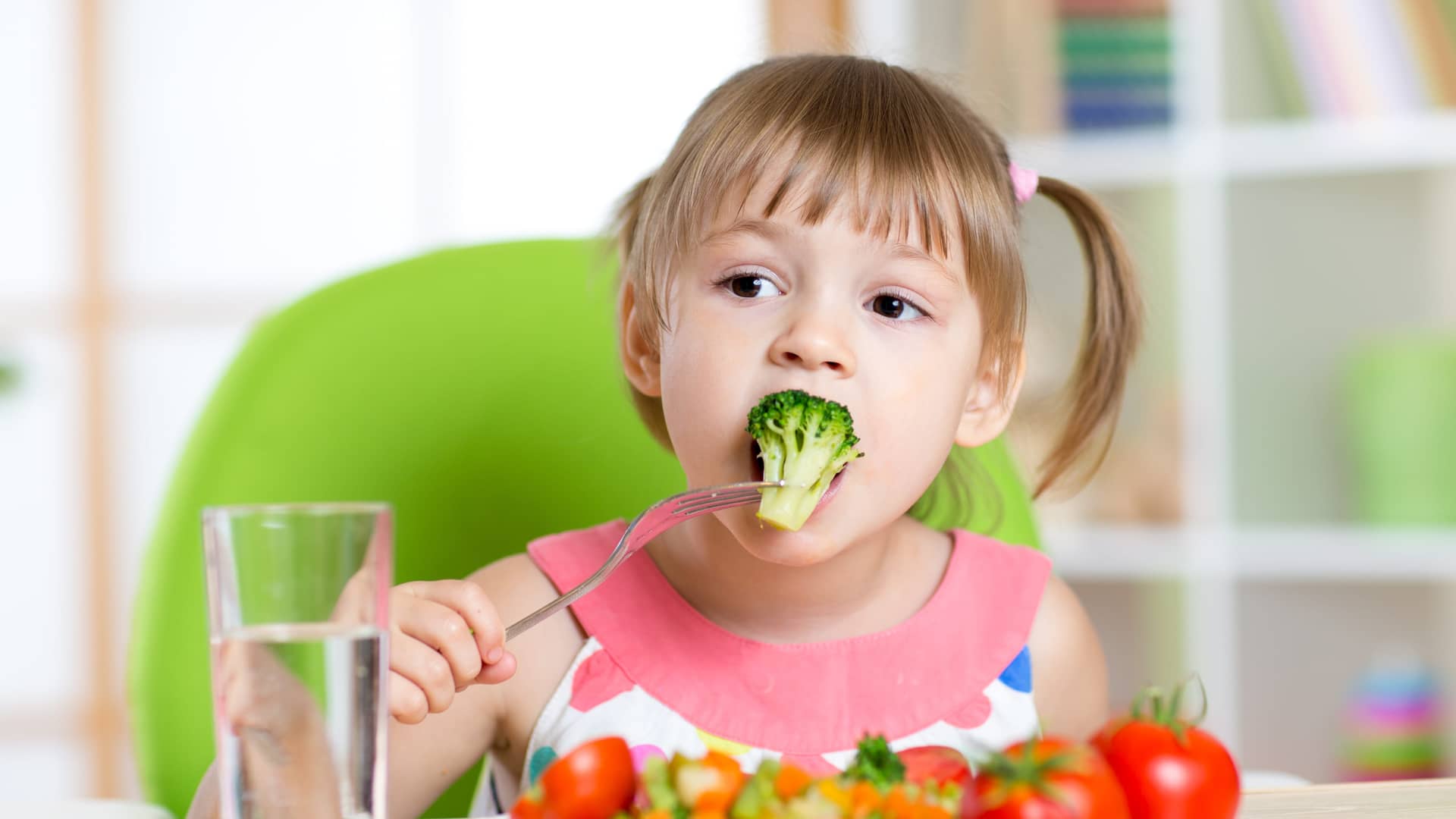 niña pequeña comiendo una de las nuevas recetas de brocoli