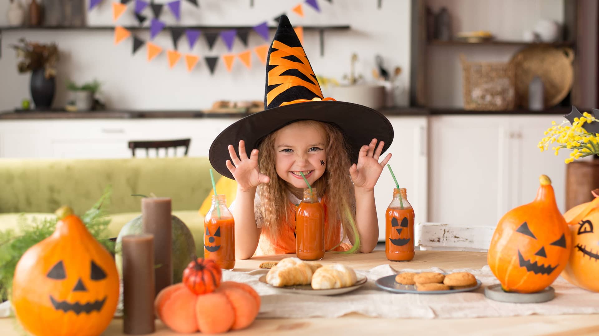 niña disfrazada de bruja disfrutando de las recetas nuevas de meriendas de halloween