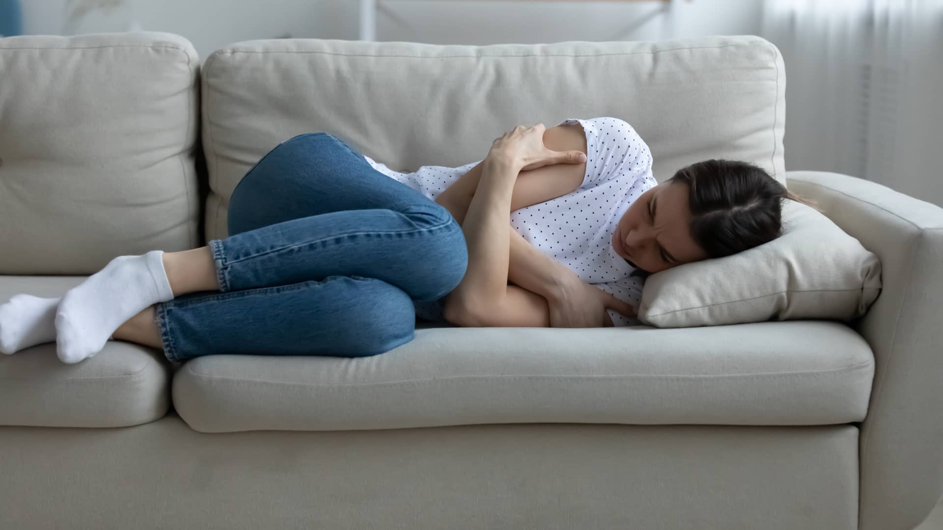 mujer triste tumabada en el sofa porque ha sufrido un aborto mujer triste tumabada en el sofa porque ha sufrido un aborto