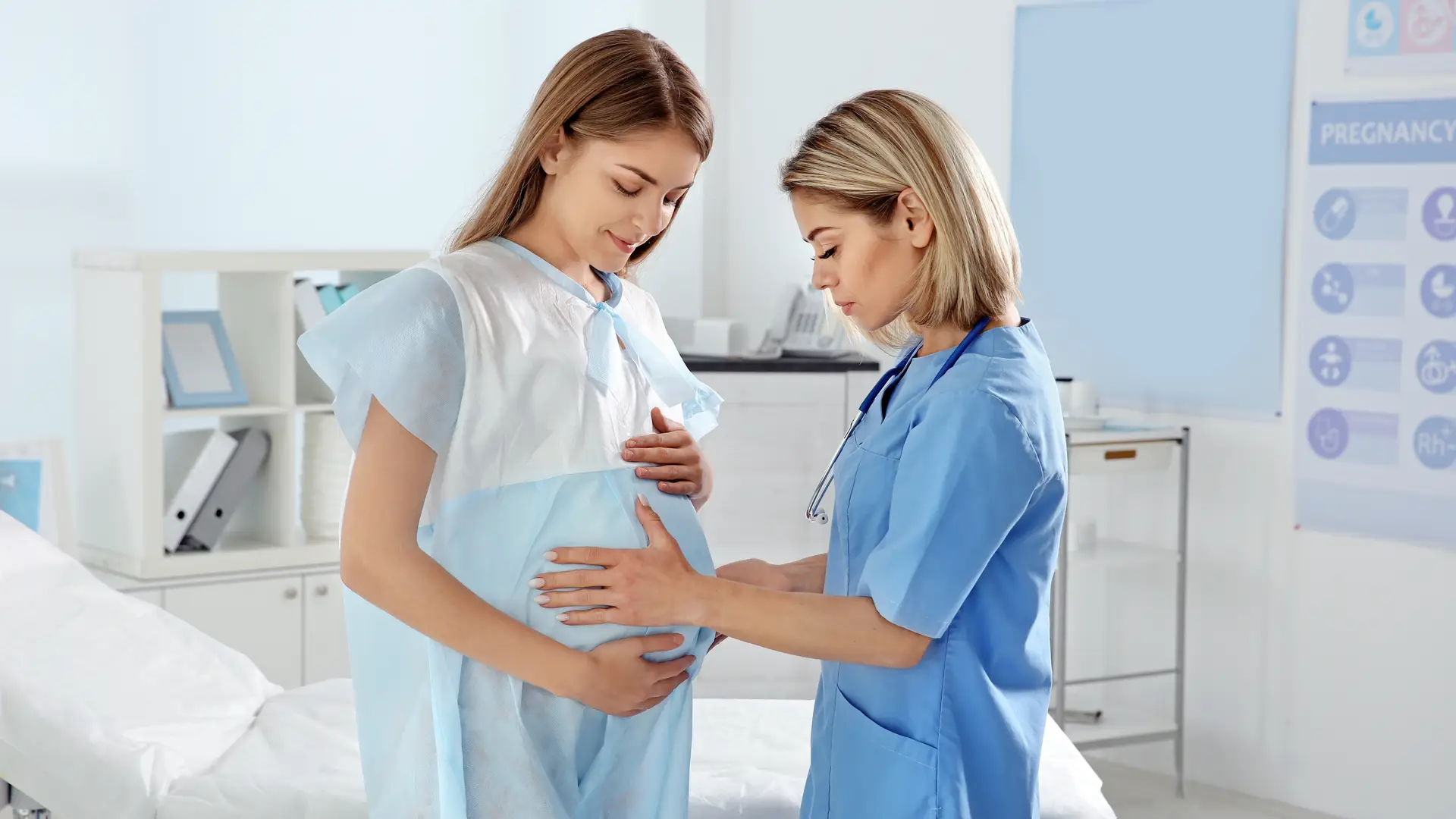 Una mujer en la consulta del medico a la que le van a hacer la prueba de la amniocentesis en su embarazo Una mujer en la consulta del medico a la que le van a hacer la prueba de la amniocentesis en su embarazo