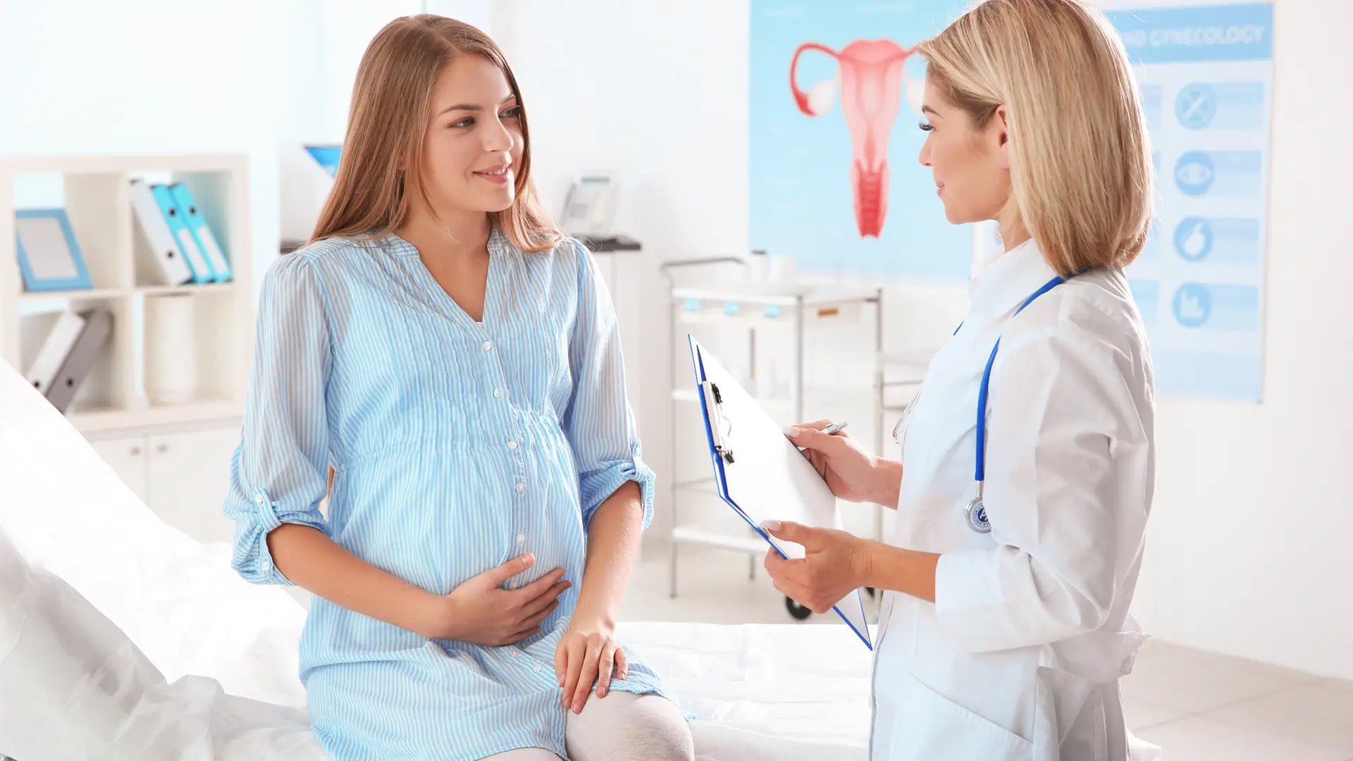 Una mujer embarazada en el medico a la que le estan explicando como le van a practicar una biopsia corial