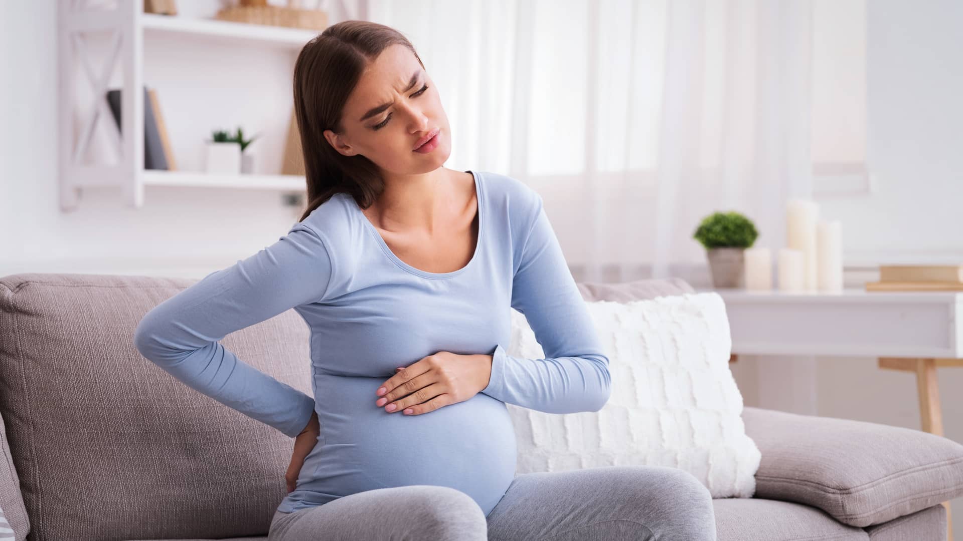 mujer embarazada practicando deporte sobre una esterilla en el suelo de su habitacion para evitar las posibles complicaciones de su embarazo mujer embarazada practicando deporte sobre una esterilla en el suelo de su habitacion para evitar las posibles complicaciones de su embarazo