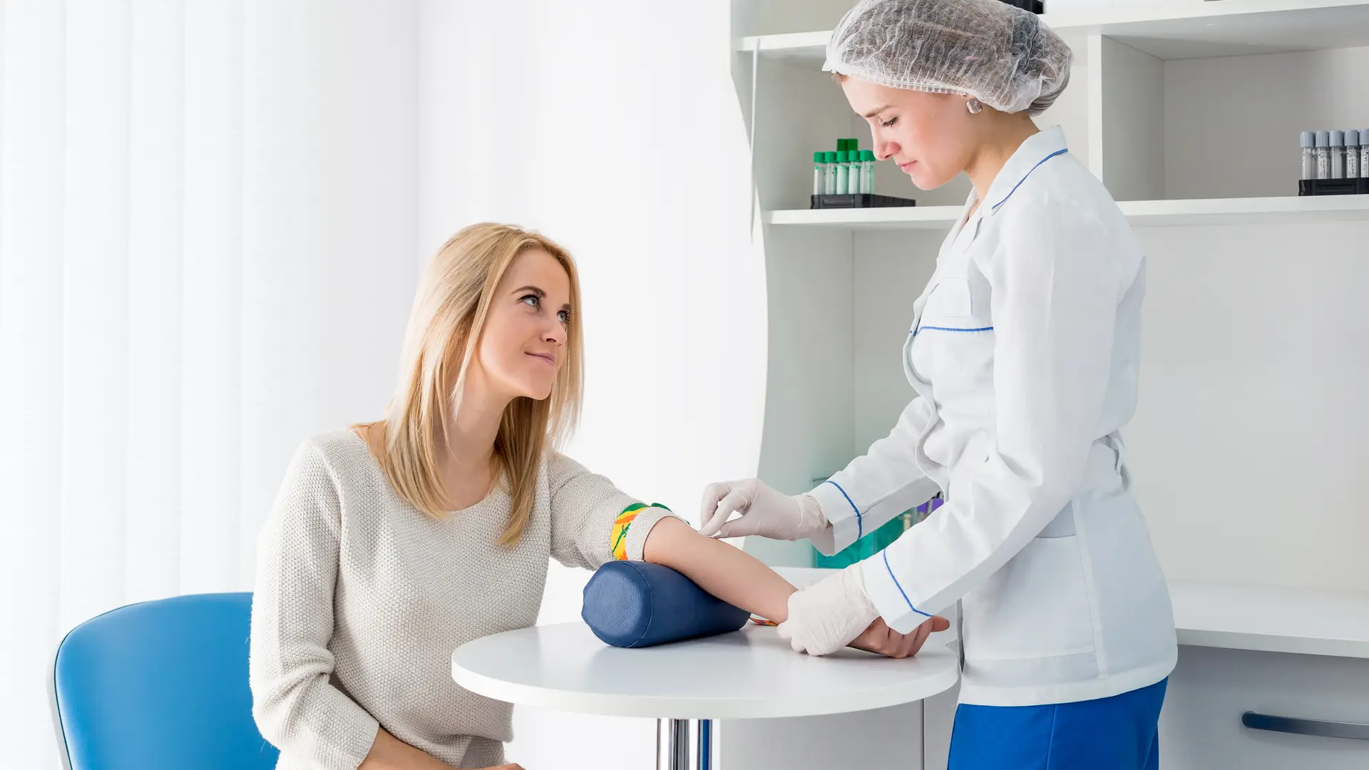 Mujer sometiendose a unos analisis de sangre para hacerse un cribado combinado durante el embarazo