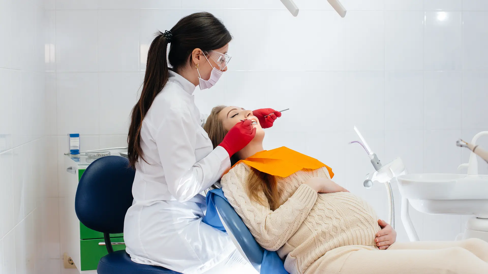 Una mujer en el dentista revisando su cuidado dental durante el embarazo
