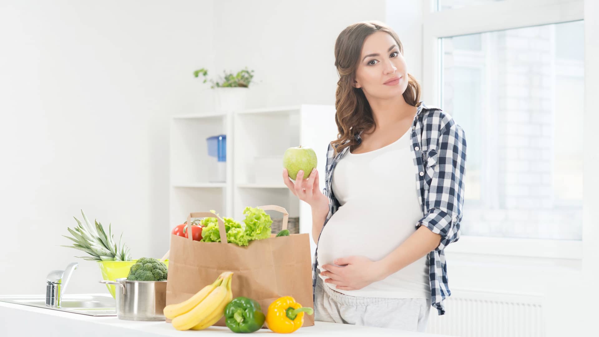 chica deshaciendo las bolsas de la compra de la comida sana que come porque tiene unos buenos cuidados durante su embarazo chica deshaciendo las bolsas de la compra de la comida sana que come porque tiene unos buenos cuidados durante su embarazo
