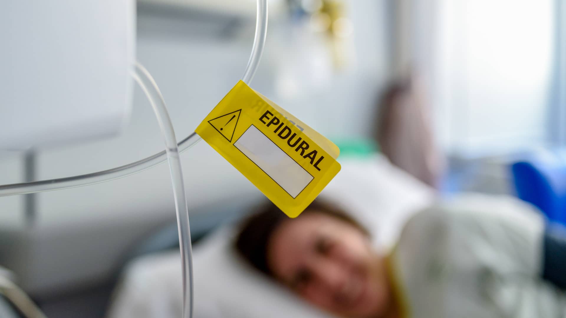 Etiqueta amarilla de la epidural en la habitación de hospital de una joven rato previo al parto de su bebé