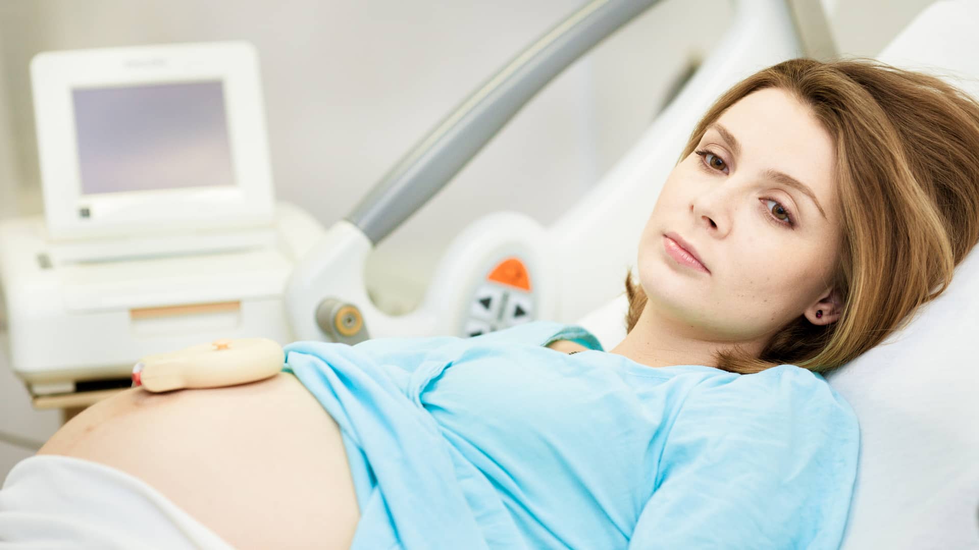 Embarazada esperando el aumento de oxitocina para un mejor parto