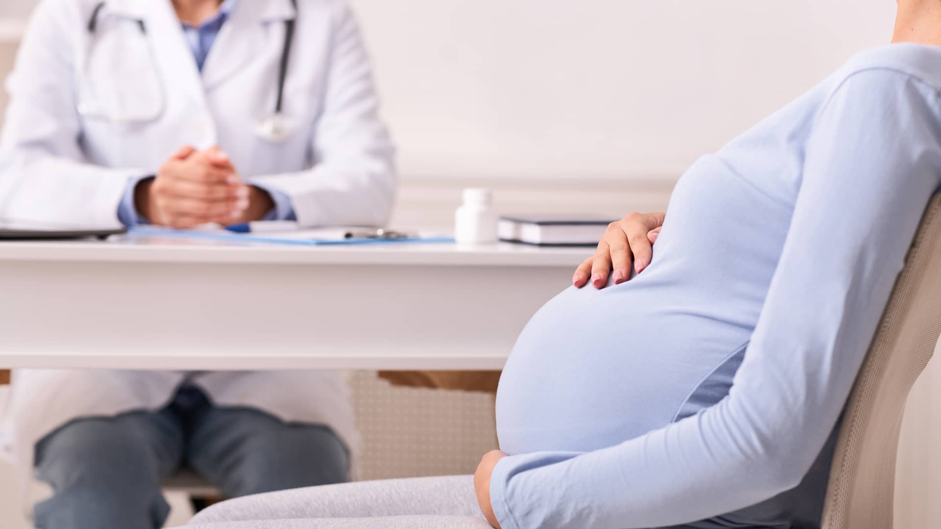 Mujer revisando con su médico como esta el tapón mucoso en su embarazo