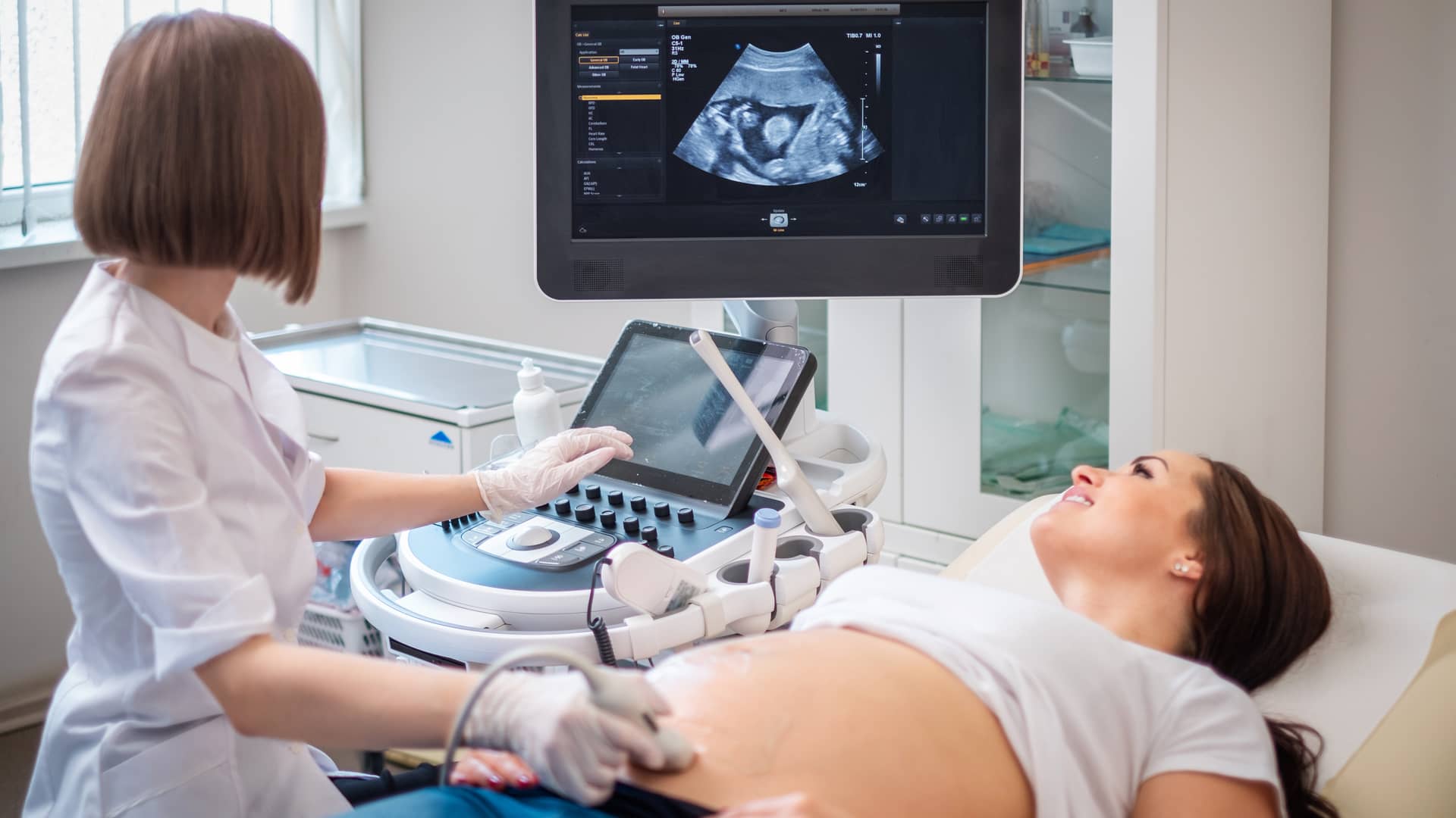 mujer embarazada realizandose una ecografia que es una de las pruebas mas tipicas en los embarazos