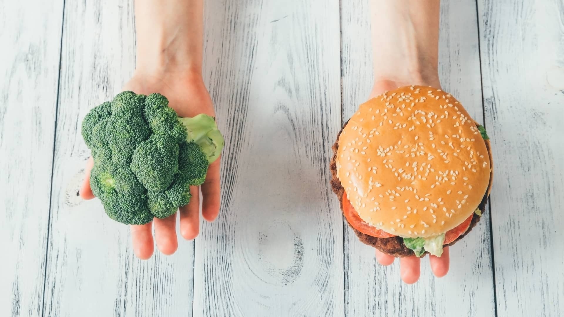 Comparación de un brocoli y una hamburguesa que representa lo que pueden o no comer las embarazadas Comparación de un brocoli y una hamburguesa que representa lo que pueden o no comer las embarazadas