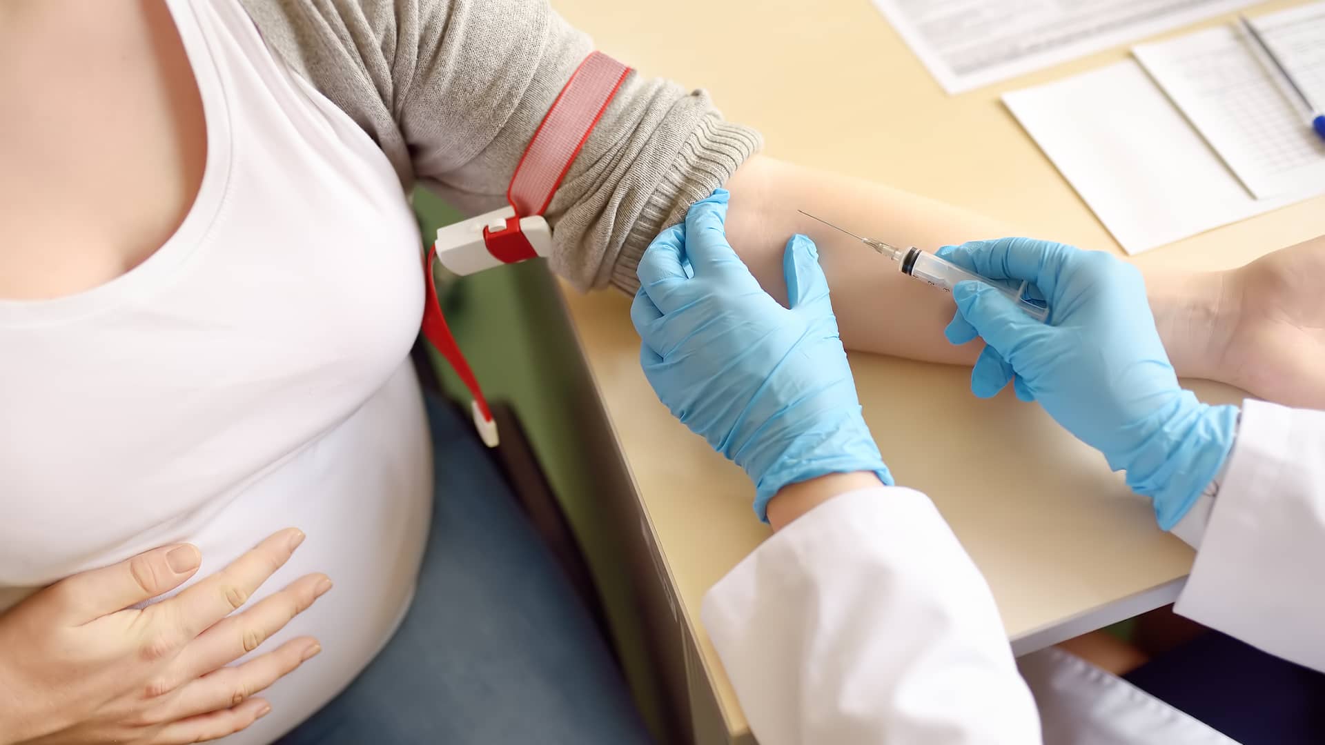 Embarazada realizandose una analitica de sangre en la semana 33 de embarazo
