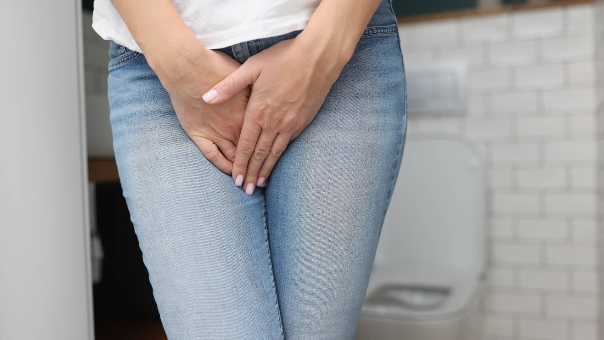 Mujer con muchas ganas de hacer pis en su semana 5 de embarazo