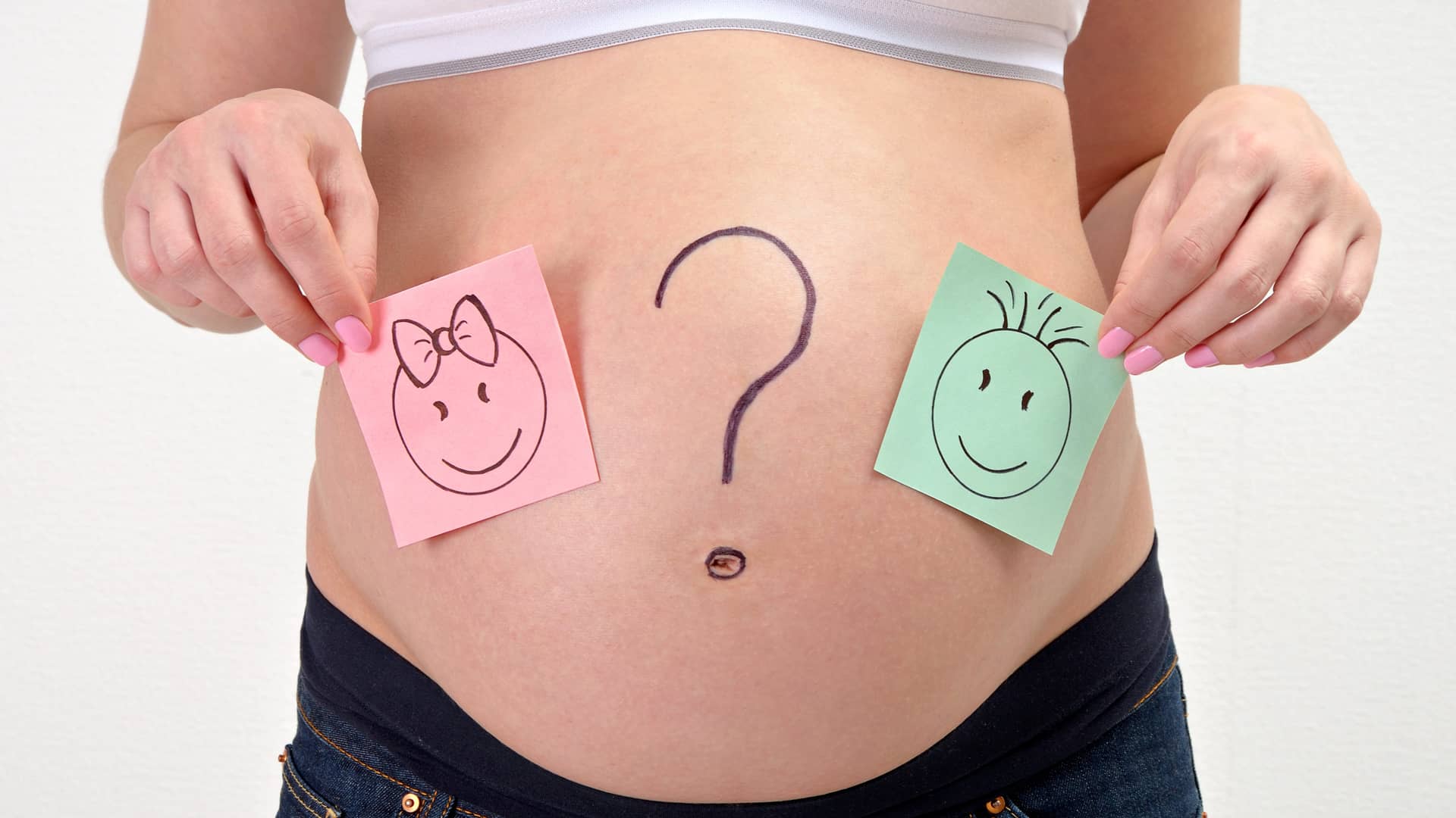 mujer con un simbolo de interrogacion en la barriga porque aun no sabe el sexo del bebe