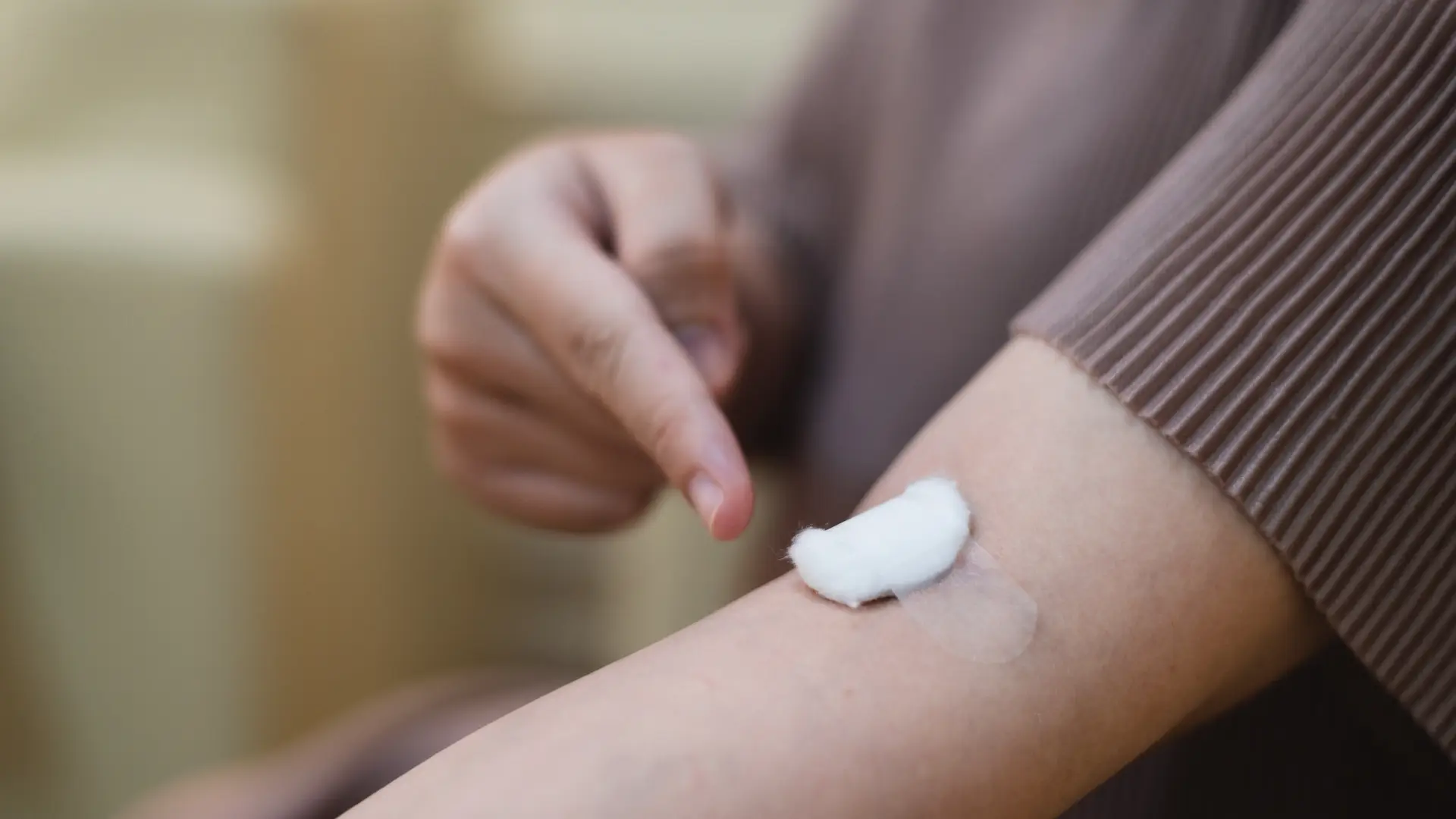 Brazo de una mujer a la que le han hecho un analisis de sangre para realizar un test de adn fetal