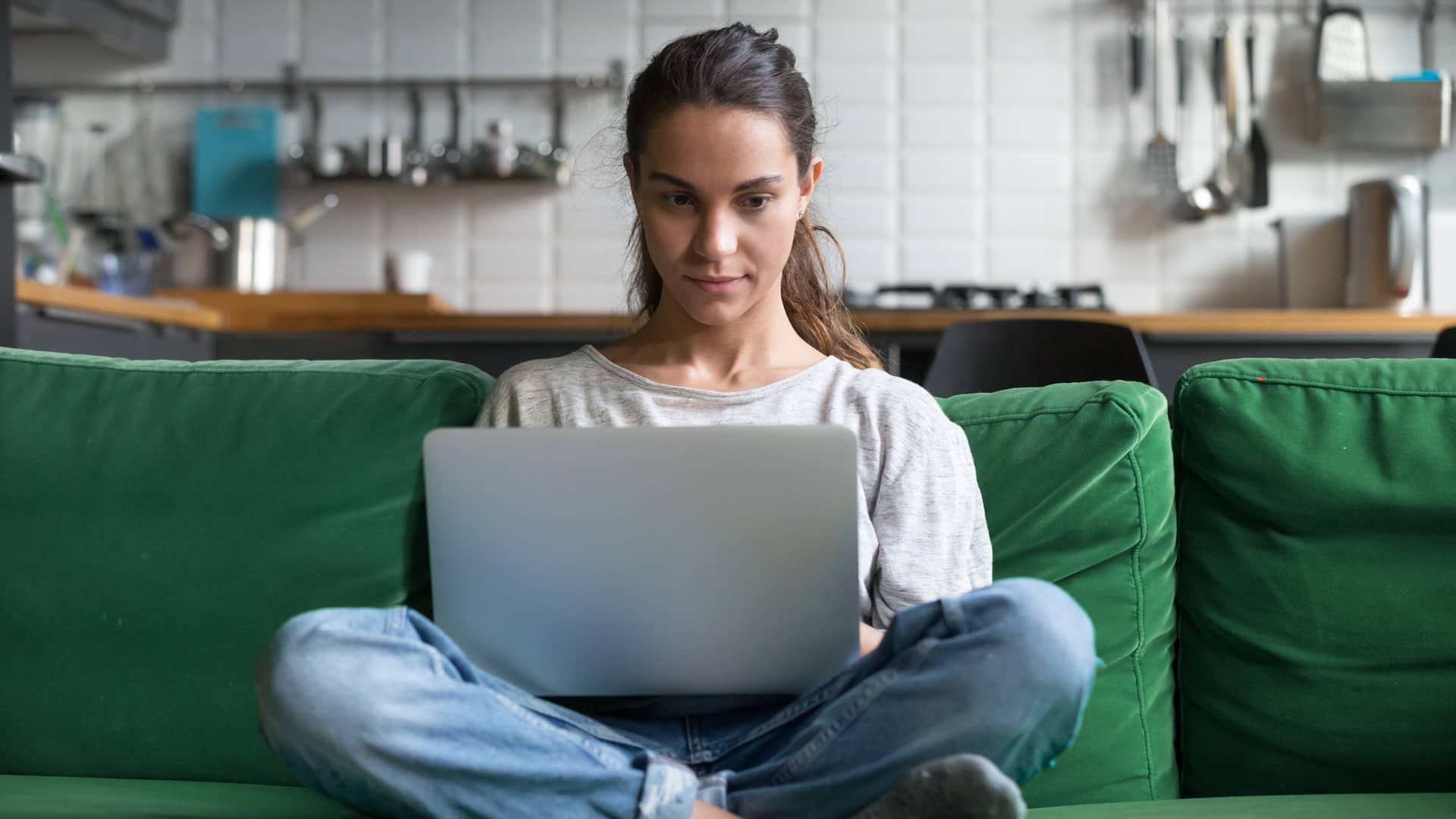 Chica joven muy seria mirando el ordenador haciendo un test online para saber si está embarazada