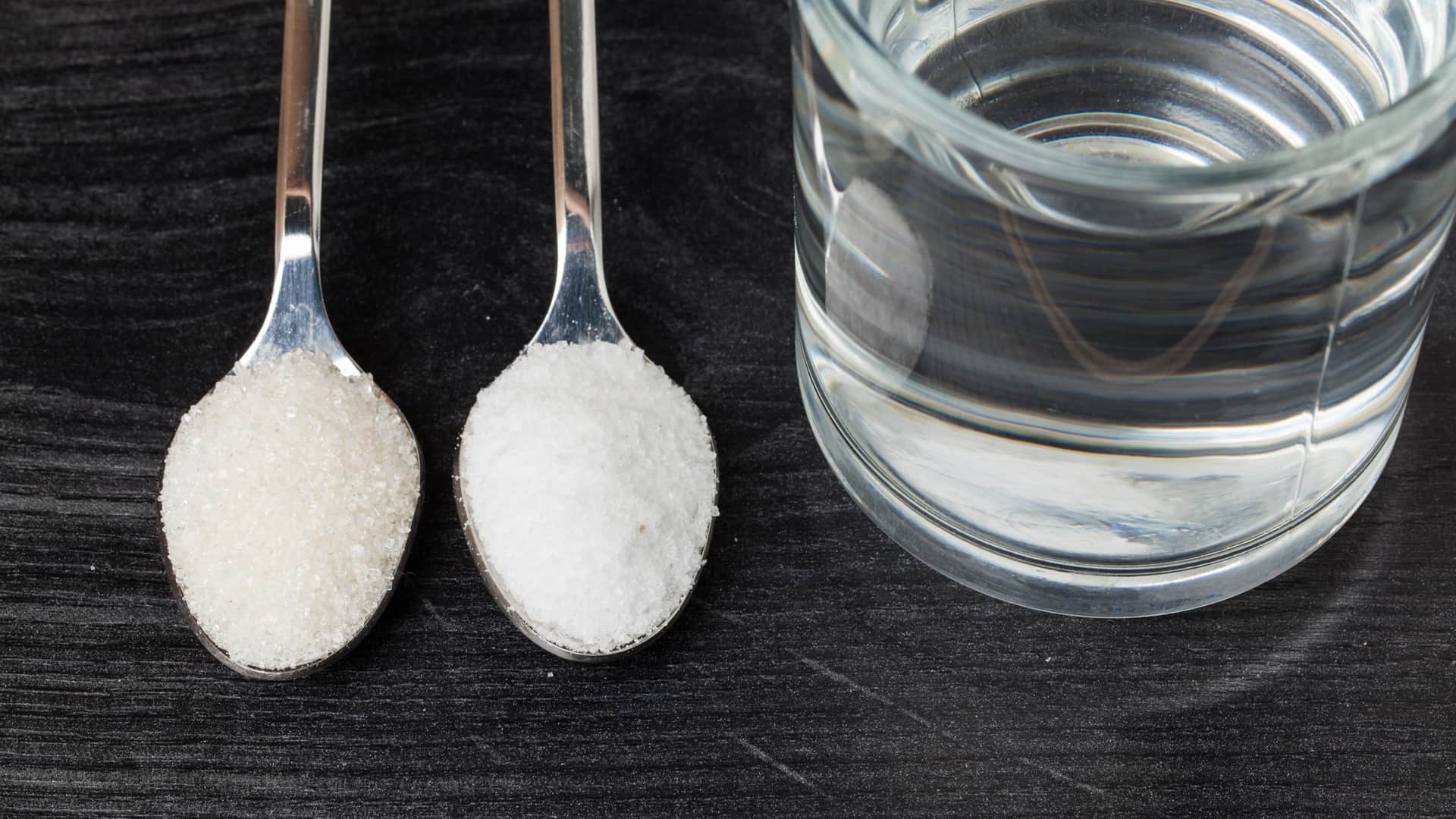 Cucharas de azúcar y agua que son un test o prueba casera de embarazo