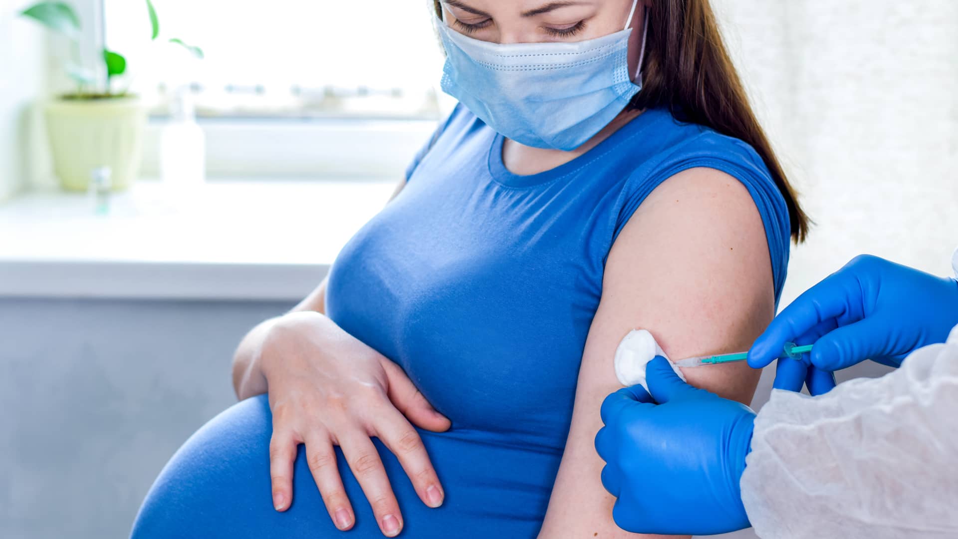 Mujer embarazada poniendose las vacunas obligatorias del embarazo