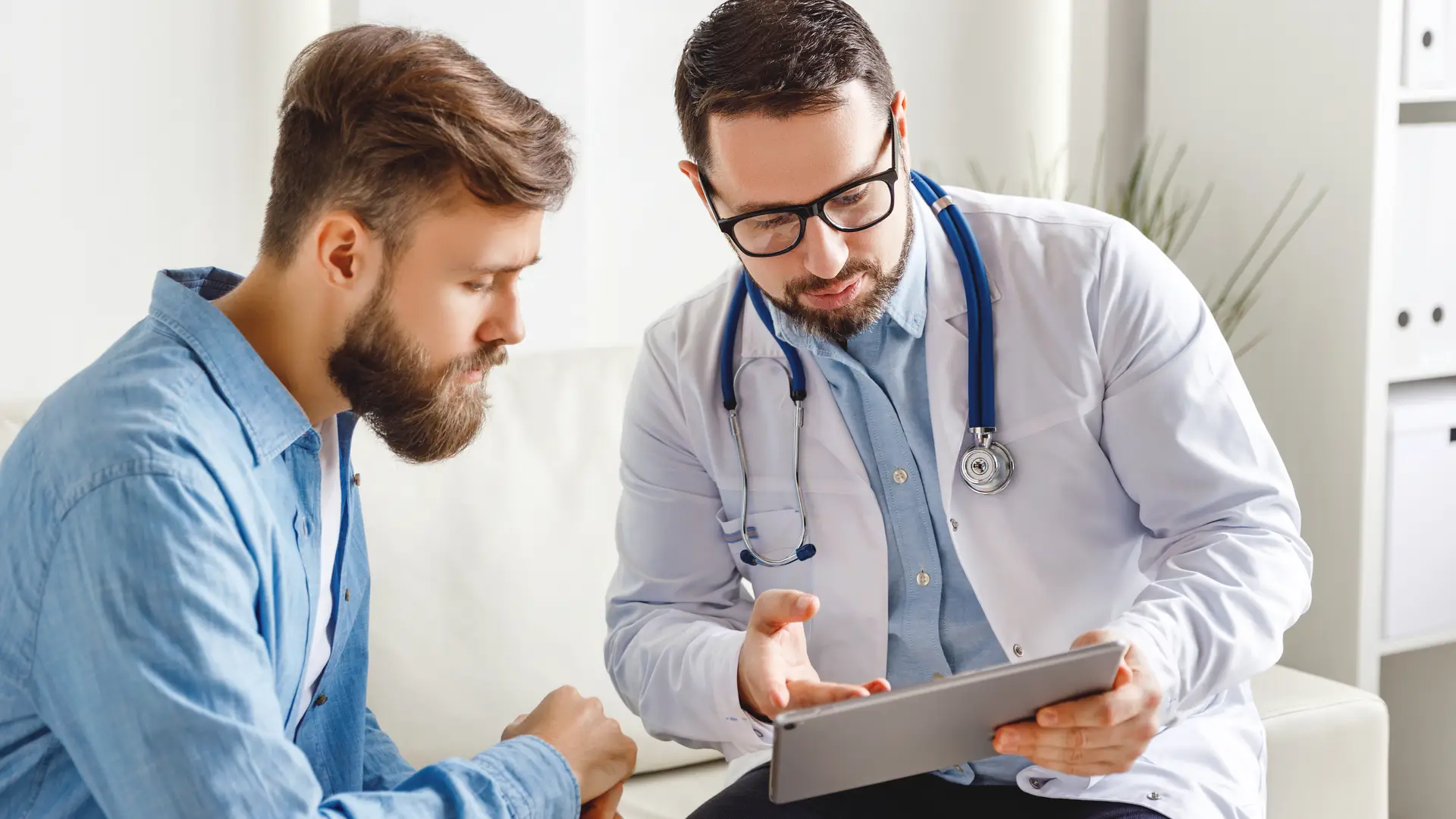 Un chico en la consulta del medico para tratar sus problemas de impotencia que tienen diferencia en relaicion a los de esterilidad Un chico en la consulta del medico para tratar sus problemas de impotencia que tienen diferencia en relaicion a los de esterilidad