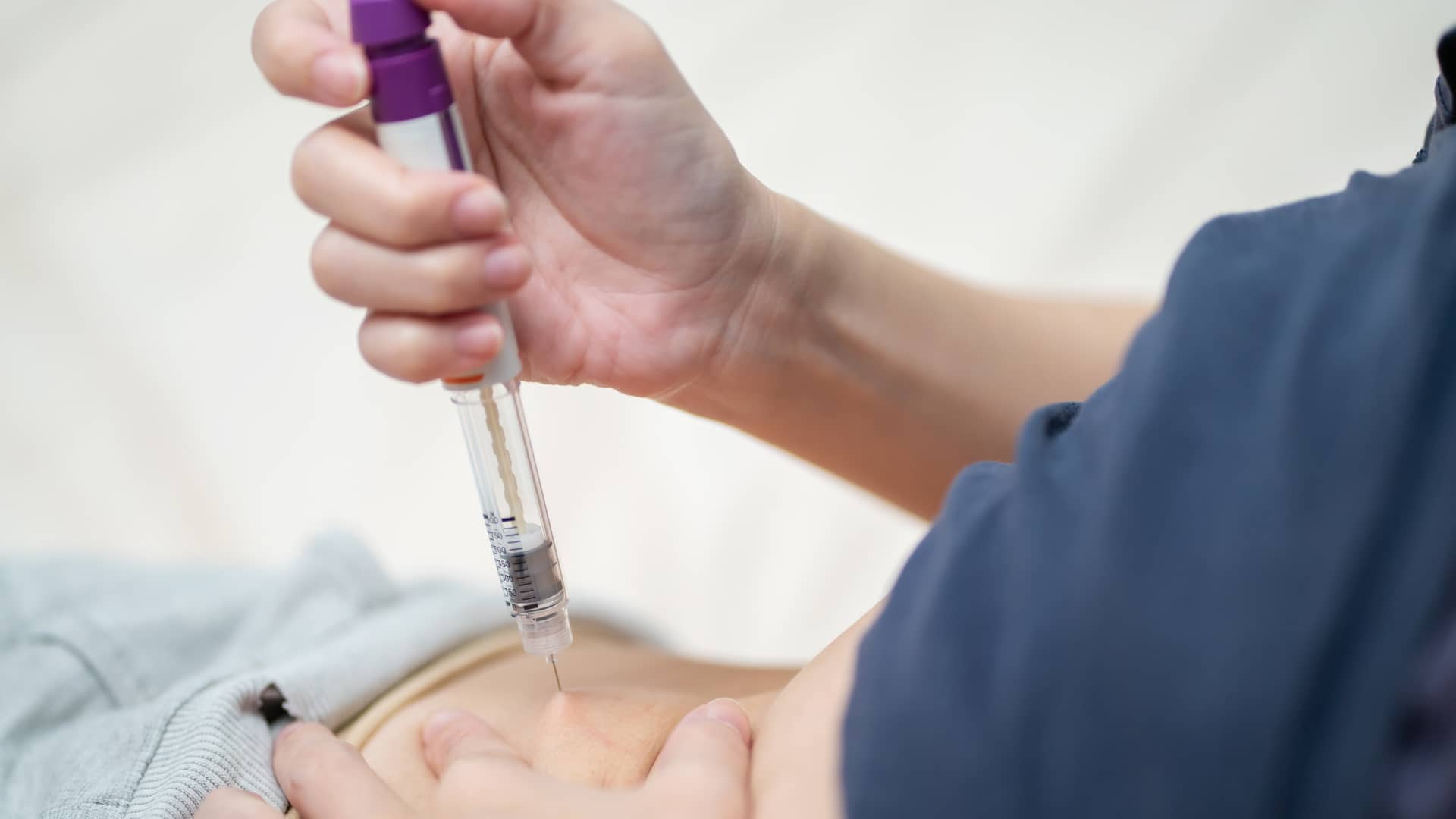 Una mujer poniendose la inyección del medicamento Decapeptyl que se usa en los procesos de estimulación ovárica Una mujer poniendose la inyección del medicamento Decapeptyl que se usa en los procesos de estimulación ovárica