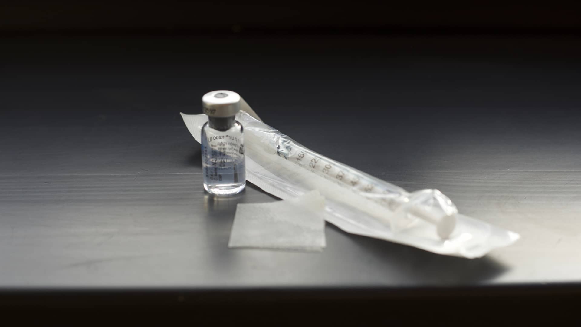 Una jeringuilla junto a una dosis medicamento Menopur que se utiliza en procesos de estimulación ovárica