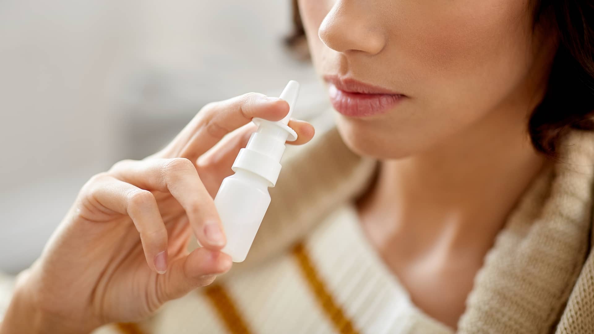 Una mujer utilizando el spray nasal de Synarel para favorecer la estimulación ovárica con ese medicamento