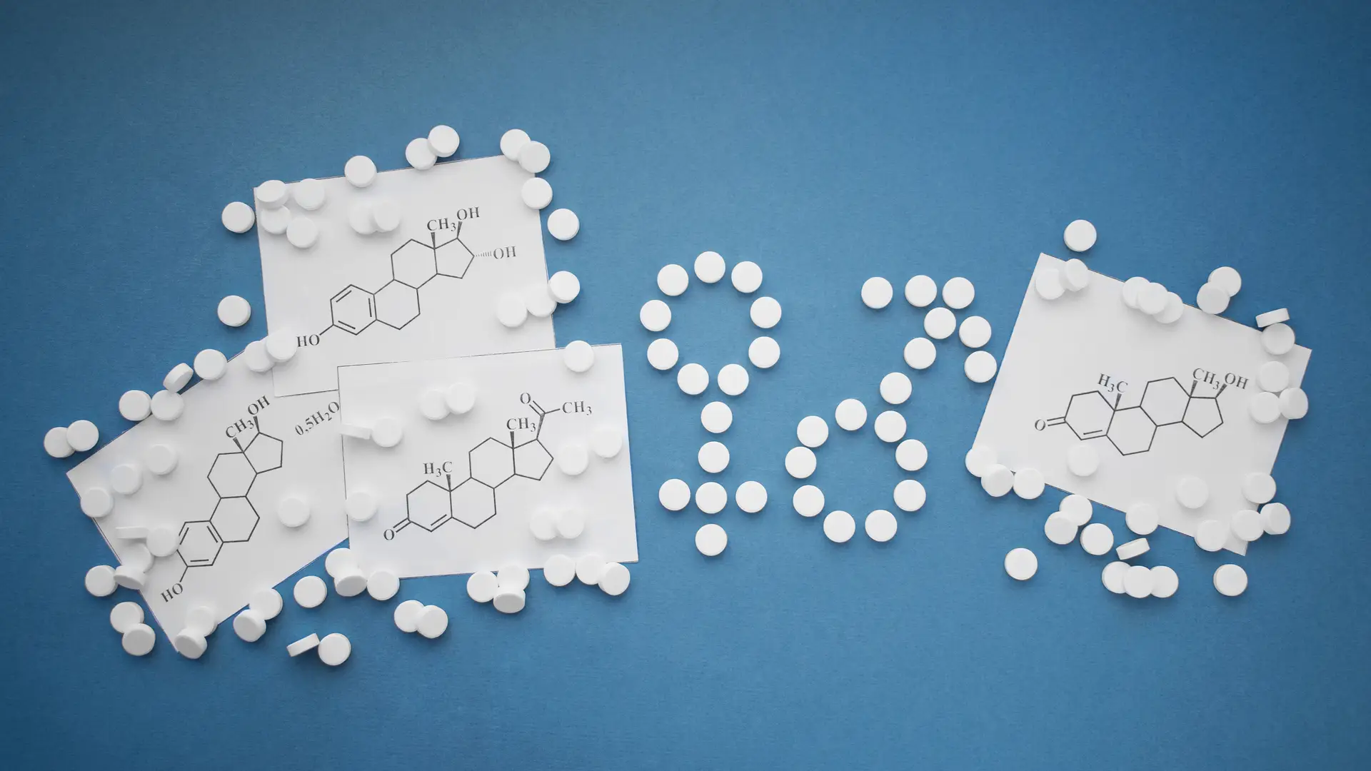 Fórmulas de hormonas sexuales dibujadas rodeadas de pastillas