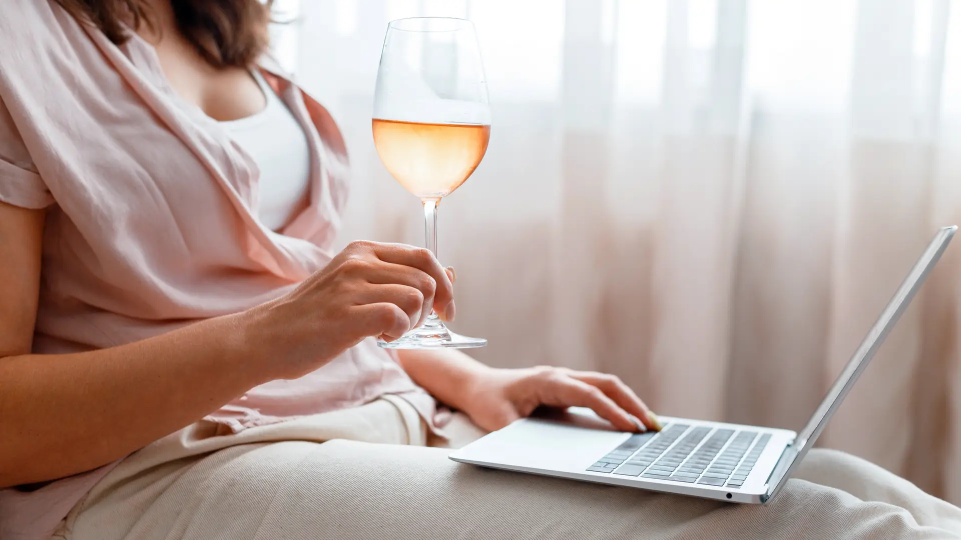 Mujer tomandose una copa de vino que representa como el alcohol puede generar infertilidad