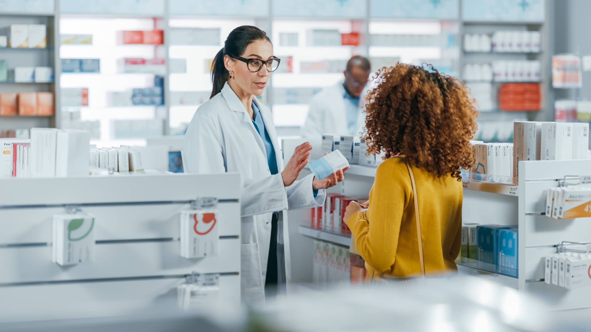Una mujer en la farmacia comprando un kit de inseminación artificial casera
