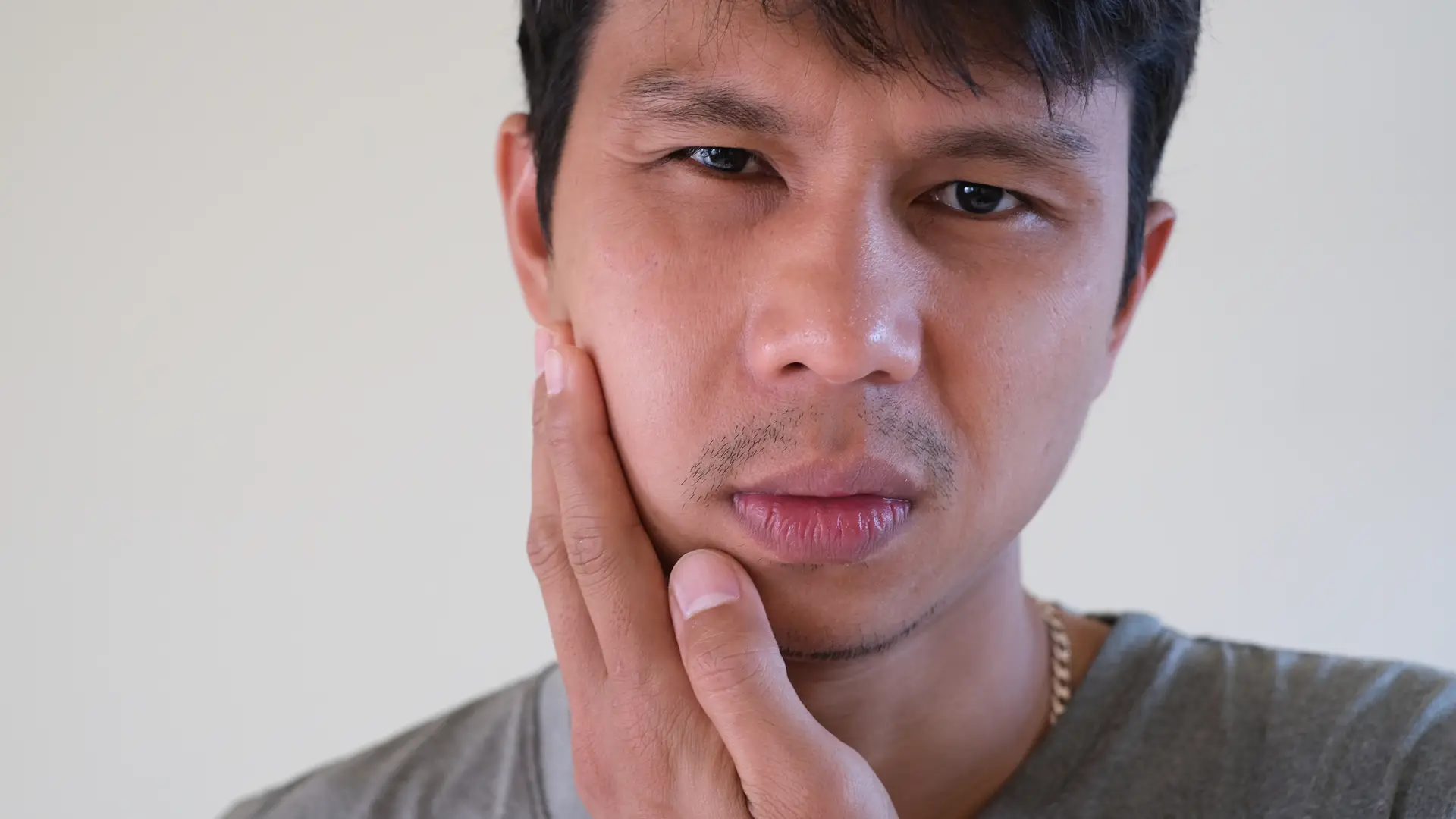 Un hombre quejandose del dolor de paperas que le pueden provocar esterilidad