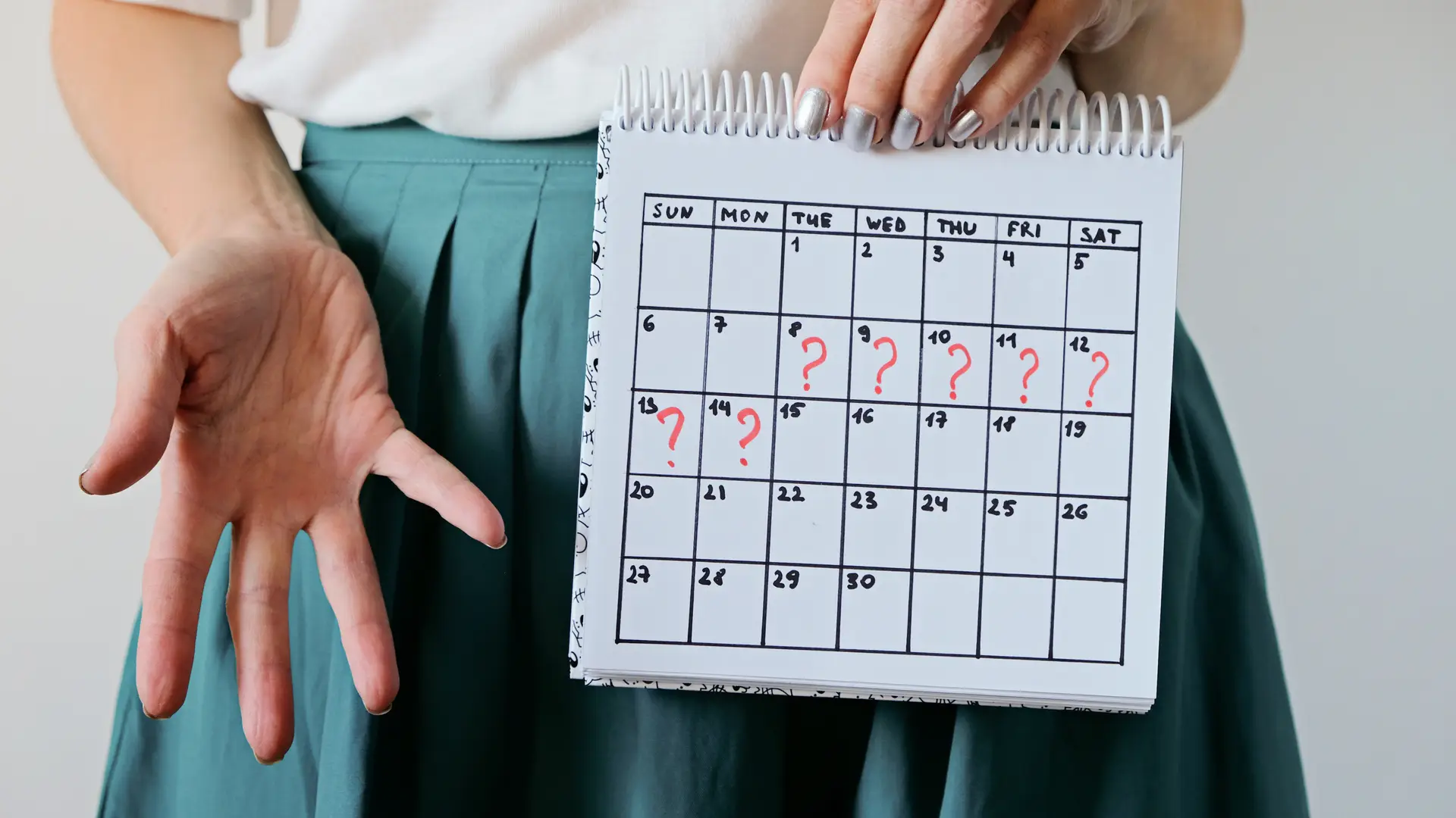 Alguien sujetando un calendario con los dias de la regla marcados aunque puedas quedar embarazada en ellos