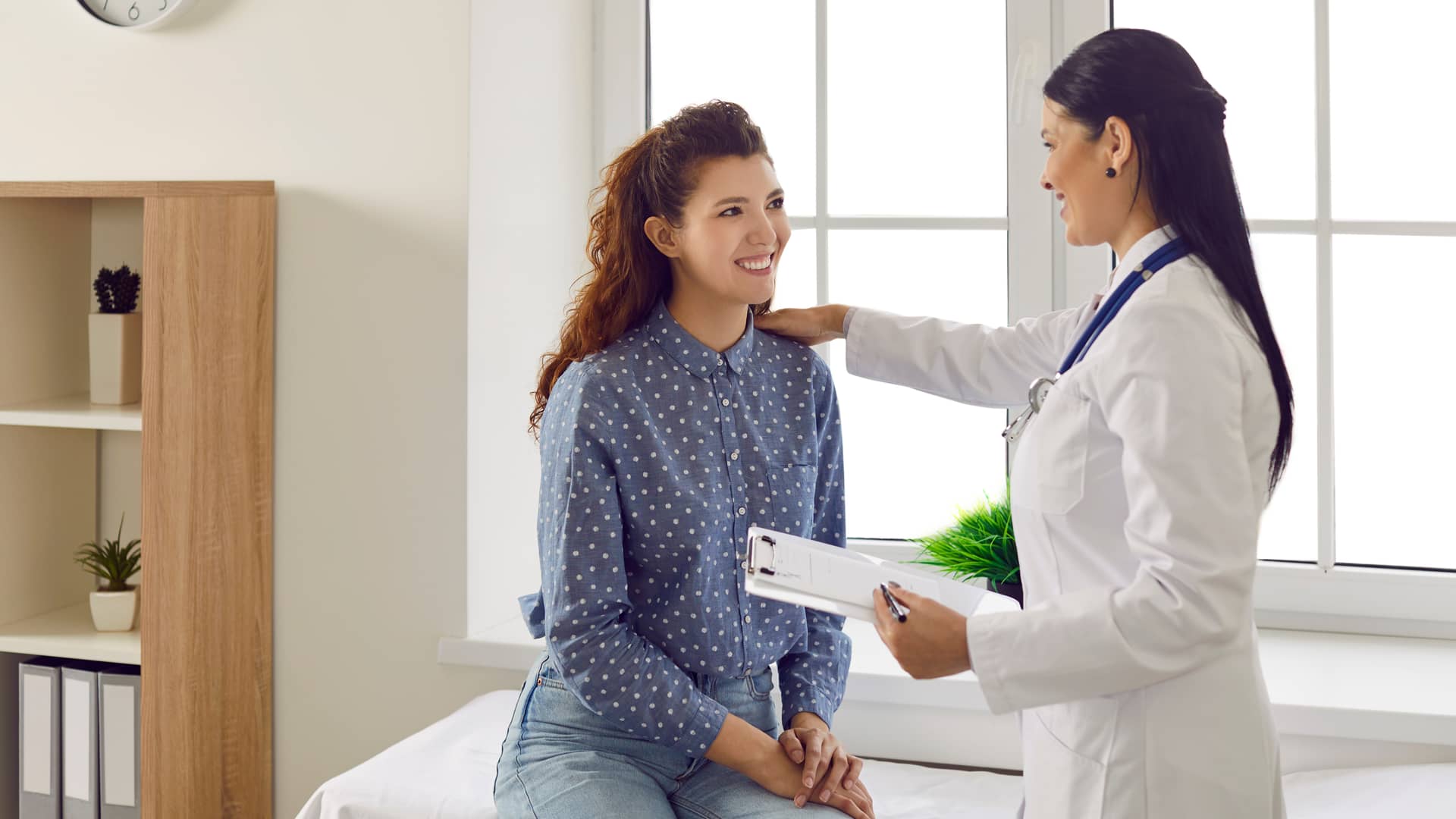 Chica joven en la consulta del medico que se va a someter a un tratamiento de fertilidad por la seguridad social Chica joven en la consulta del medico que se va a someter a un tratamiento de fertilidad por la seguridad social