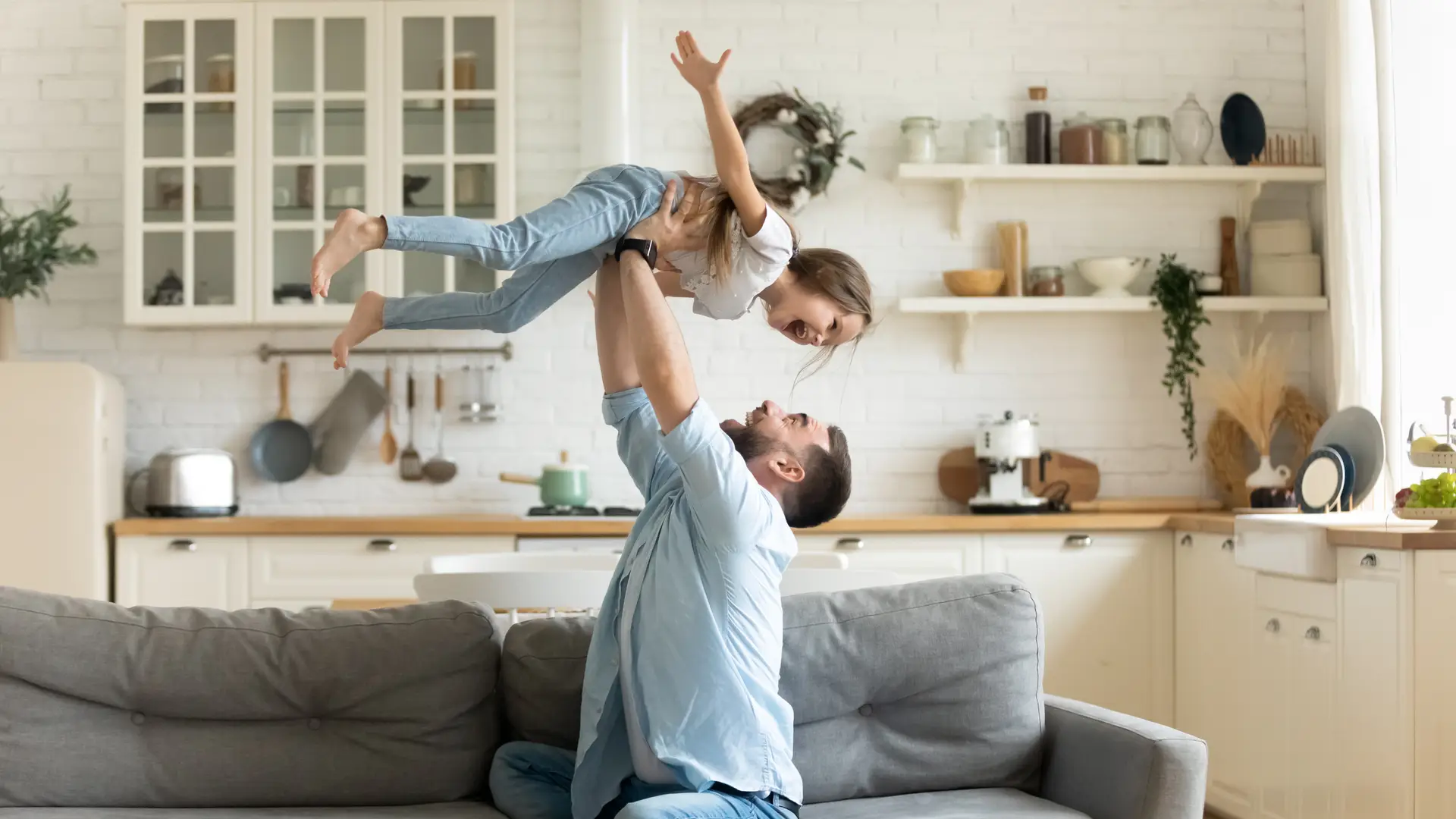 Un padre soltero feliz jugando con su hija en el salon de casa Un padre soltero feliz jugando con su hija en el salon de casa
