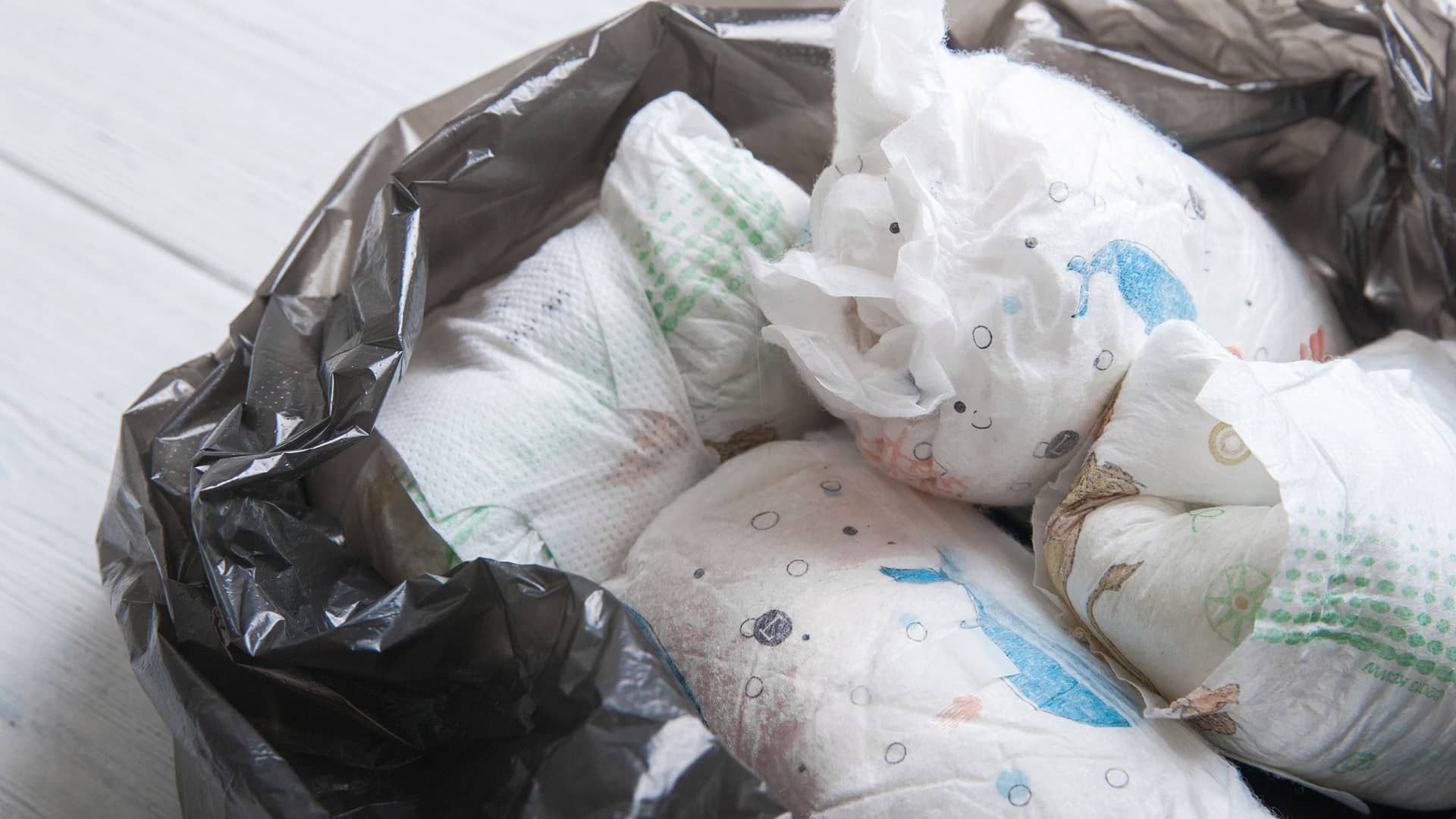 Bolsa de basura con muchos pañales porque el bebé tiene diarrea