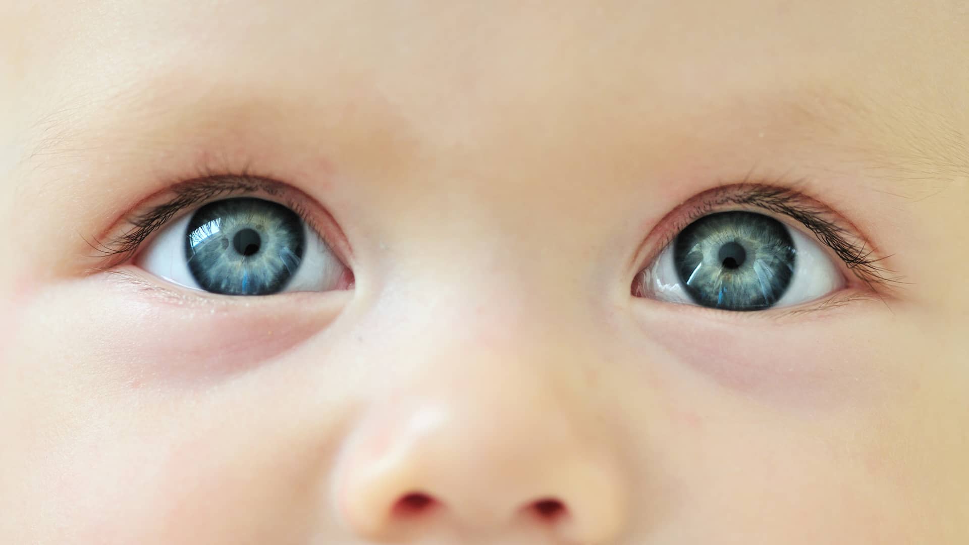 mirada de un bebe que tiene los ojos de color azul porque ha sufrido un cambio en el color