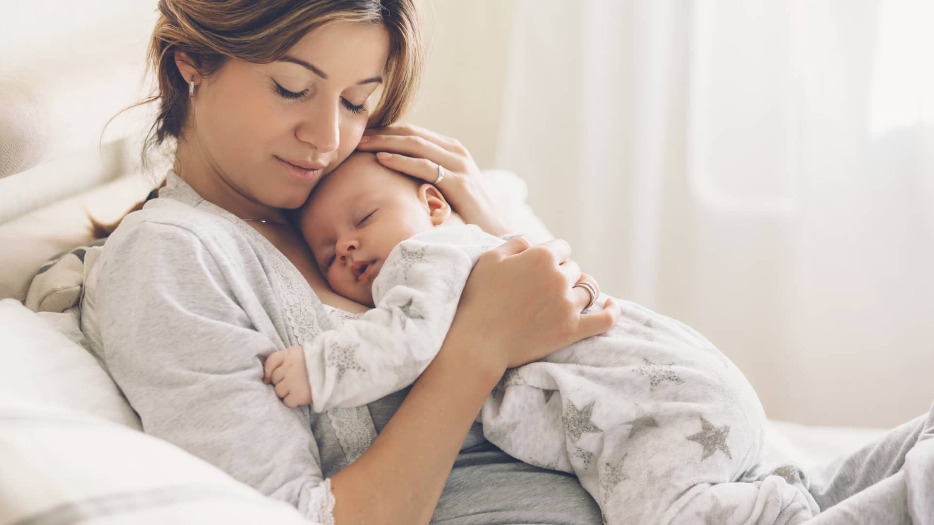 una mama abrazando a su bebe como representacion de los cuidados que hay que tener con las distintas edades del niño una mama abrazando a su bebe como representacion de los cuidados que hay que tener con las distintas edades del niño