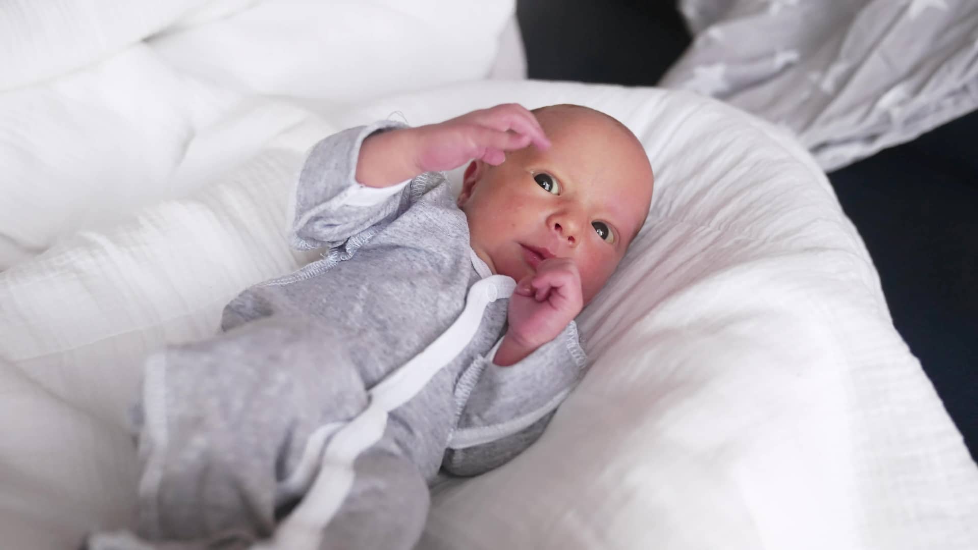 un bebe de 1 mes con cara de susto y los ojos muy abiertos un bebe de 1 mes con cara de susto y los ojos muy abiertos