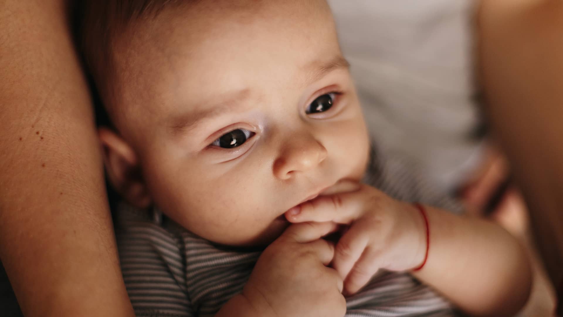 un bebe de 4 meses chupandose las manitas un bebe de 4 meses chupandose las manitas