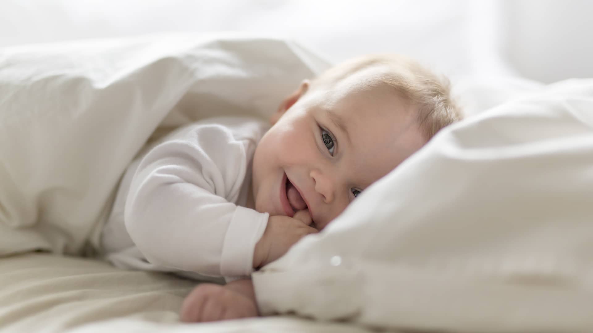 bebe tumbado boca abajo en una cama porque sus padres saben cuando se gira para su desarrollo bebe tumbado boca abajo en una cama porque sus padres saben cuando se gira para su desarrollo