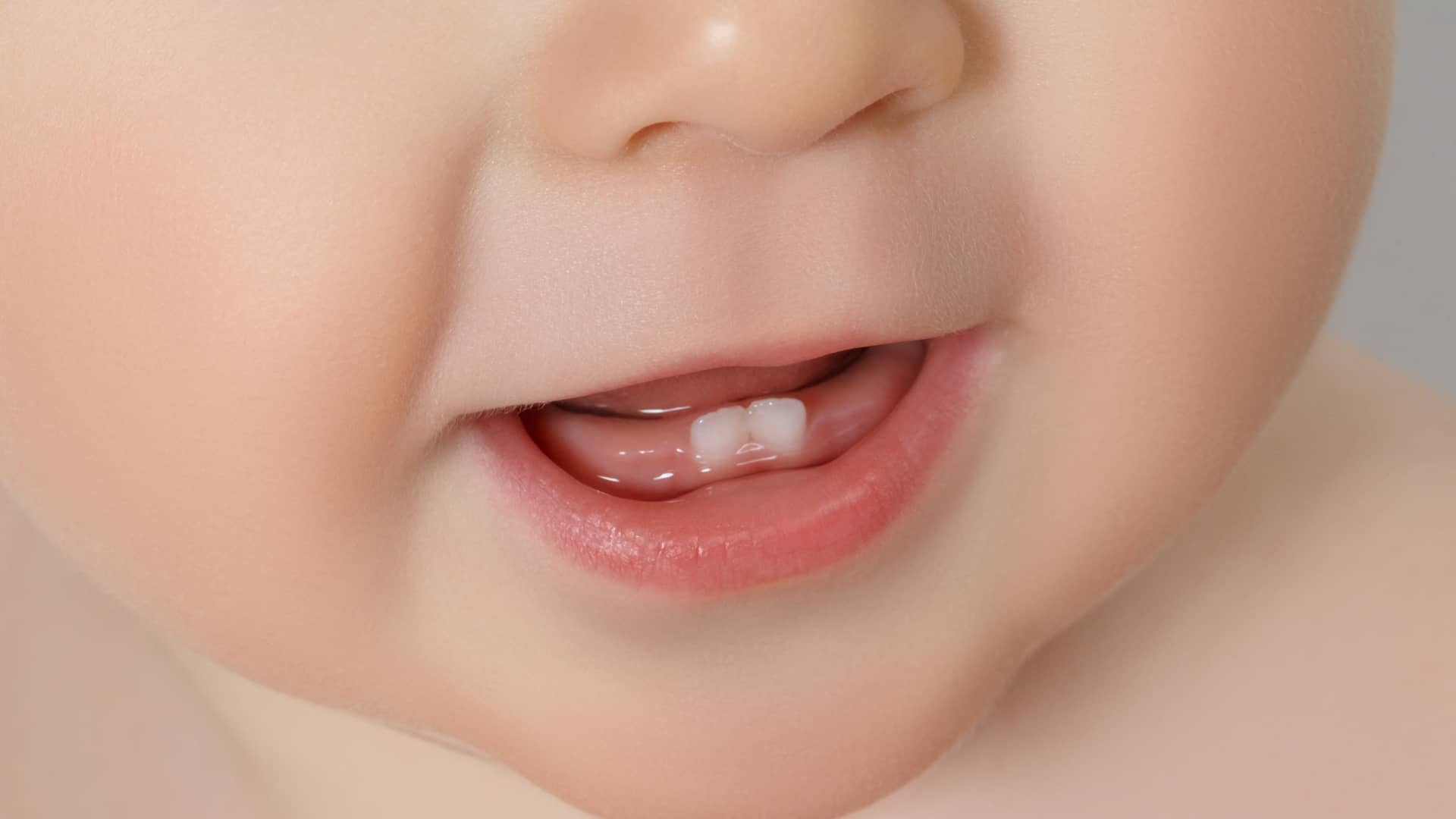 Boca de un bebé con sus dos primeros dientes