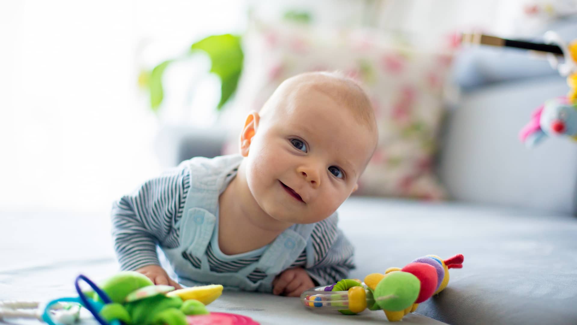 Estimulación del bebé de 2 meses: aumenta su interés por el entorno