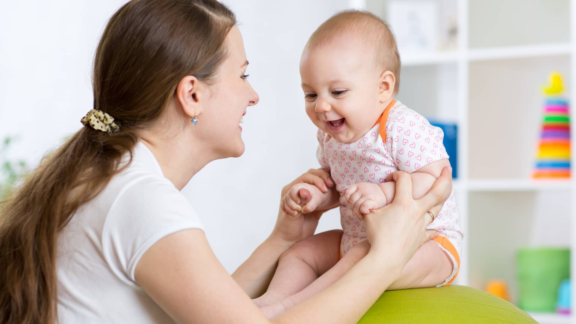 Estimulación del bebé de 6 meses: aprendiendo a sentarse solito