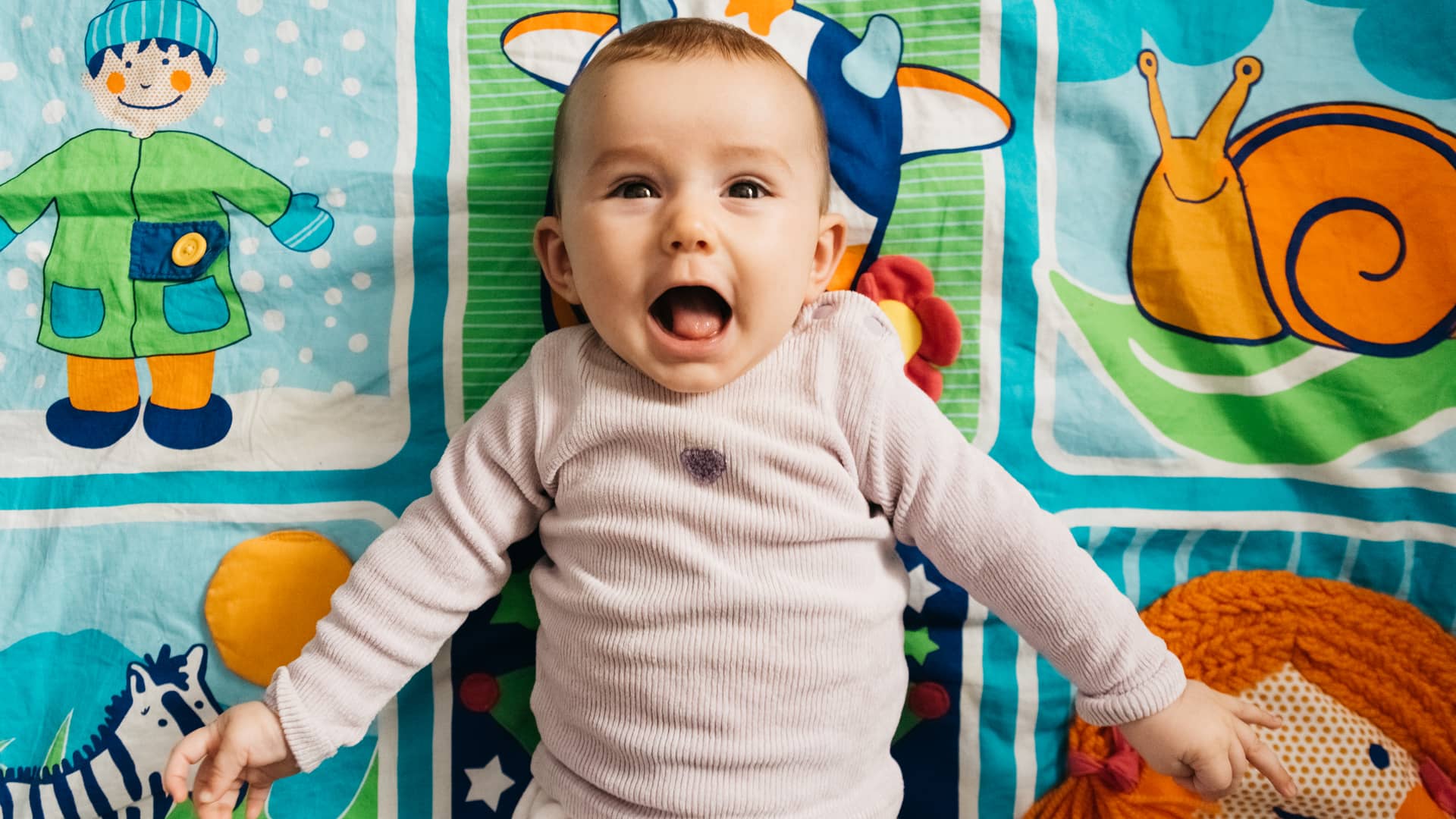 Estimulación del bebé de 7 meses: comienza a interesarse por gatear