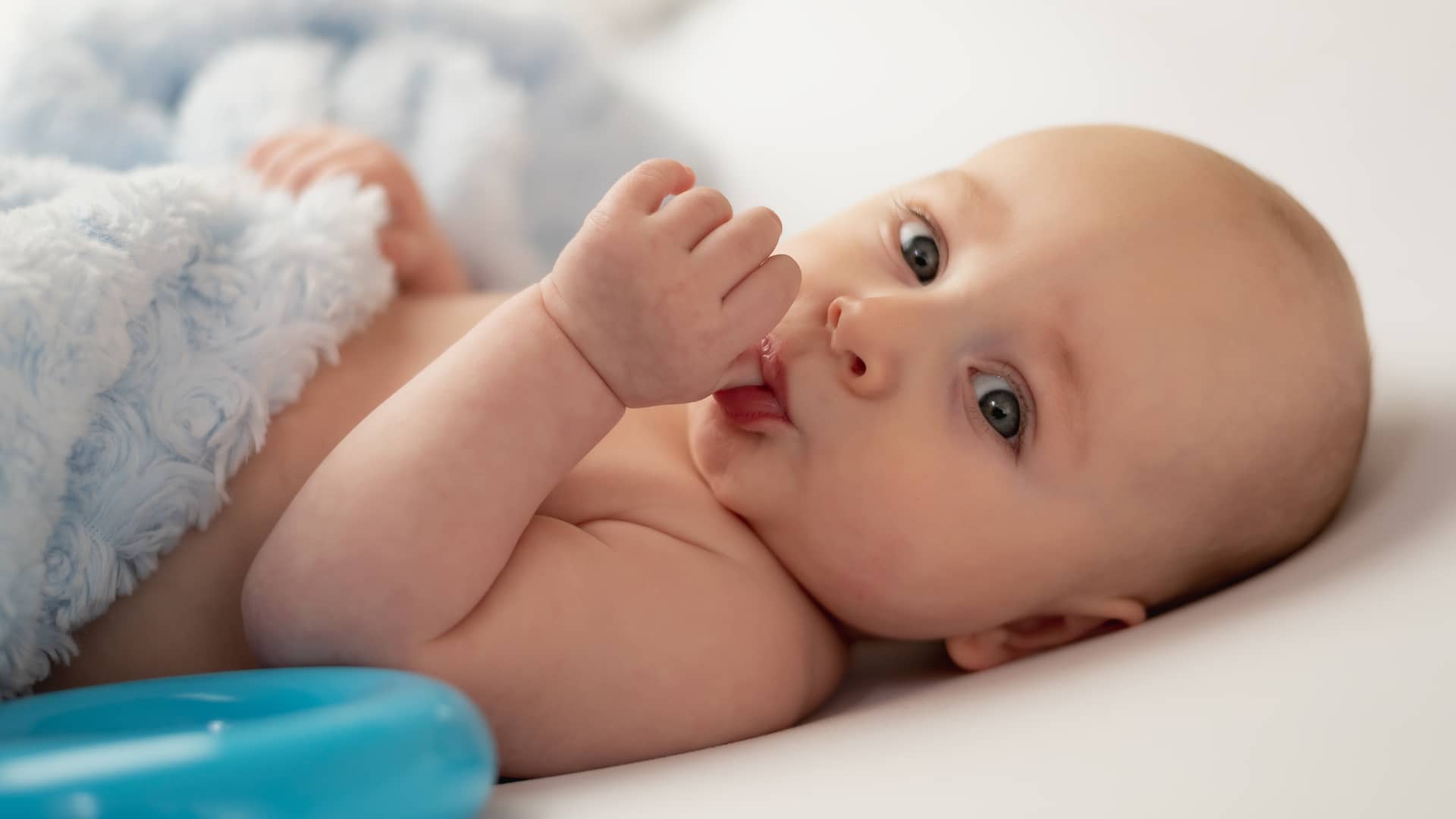 un bebe que padece candidiasis oral chupandose el dedo