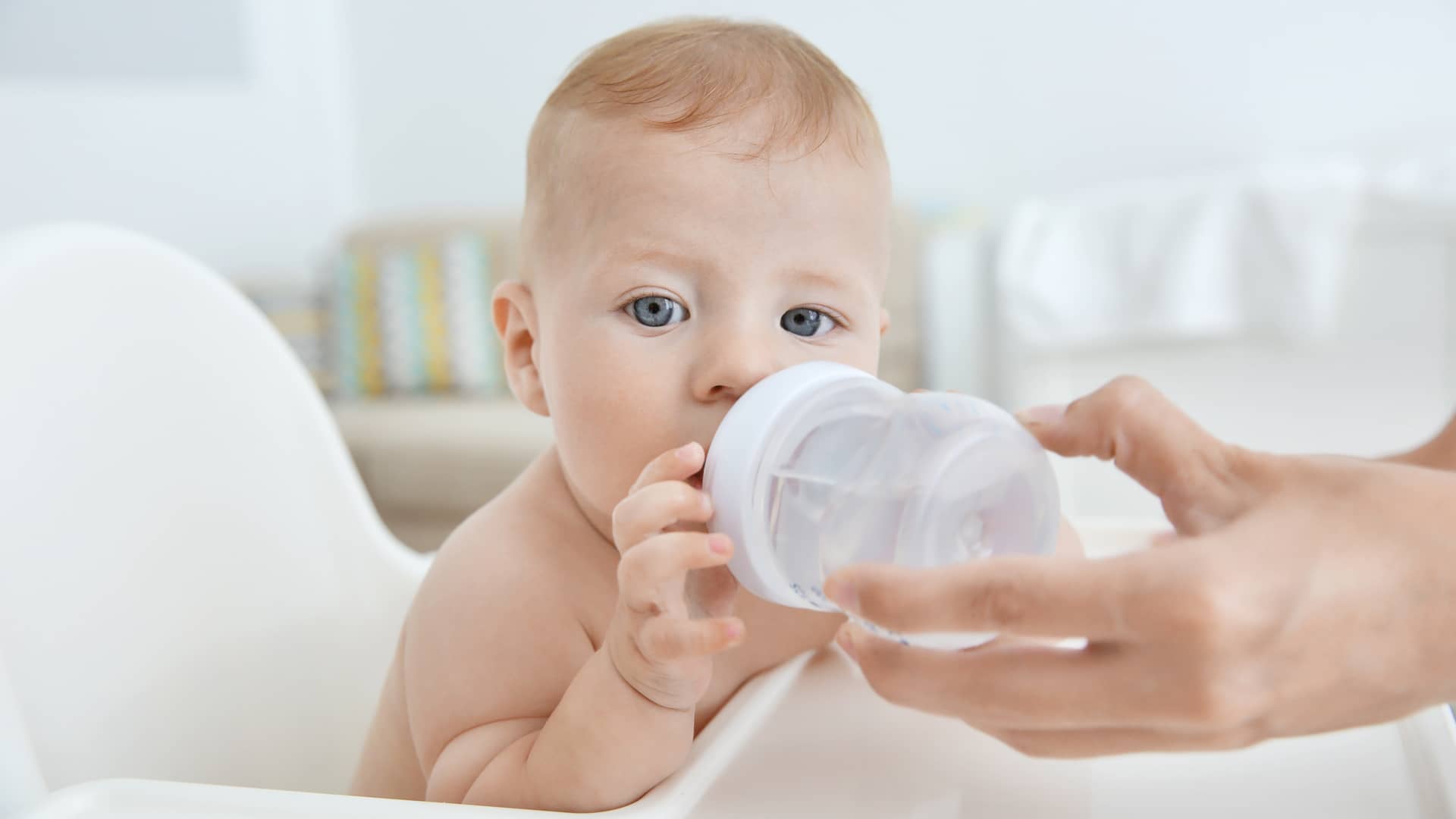 un bebe bebiendo agua con el biberon porque ha tenido deshidratacion